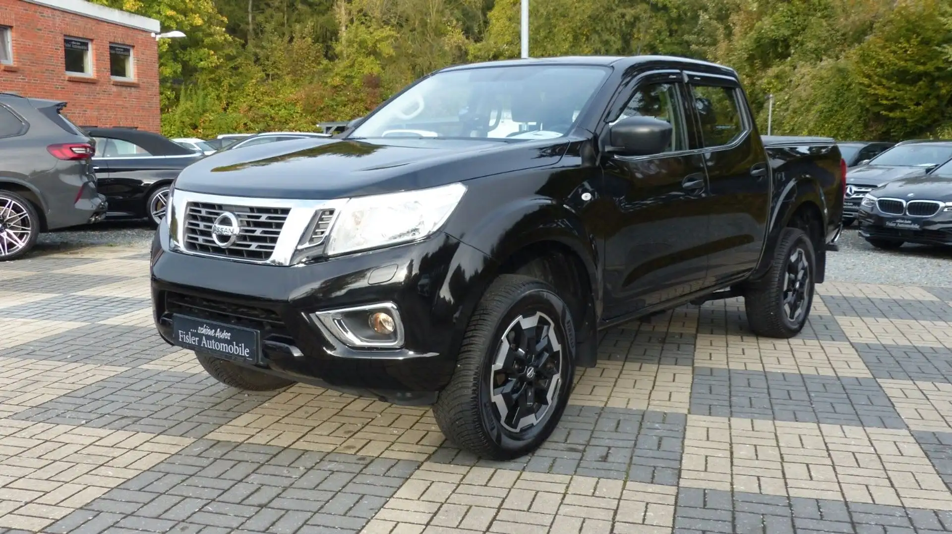 Nissan Navara NP300 Acenta Double Cab 4x4 Schwarz - 1