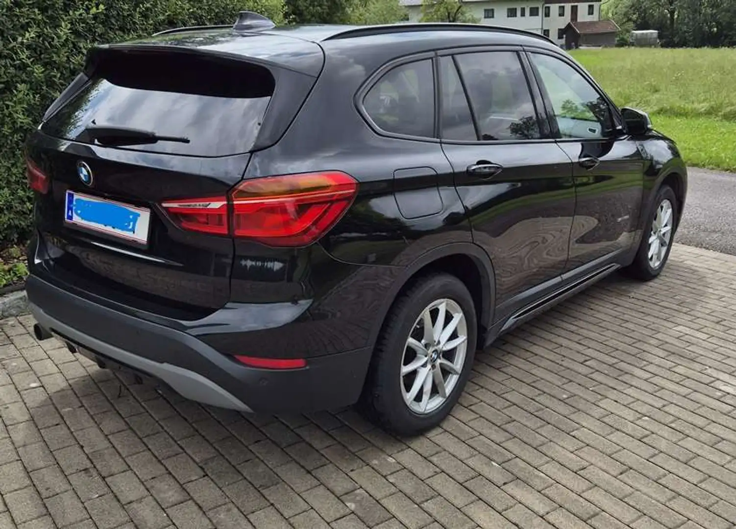 BMW X1 X1 sDrive18d Sport Line * HUD, Pano, AHK, Sport Line, Navi, LED, Scheckheft, etc Schwarz - 2