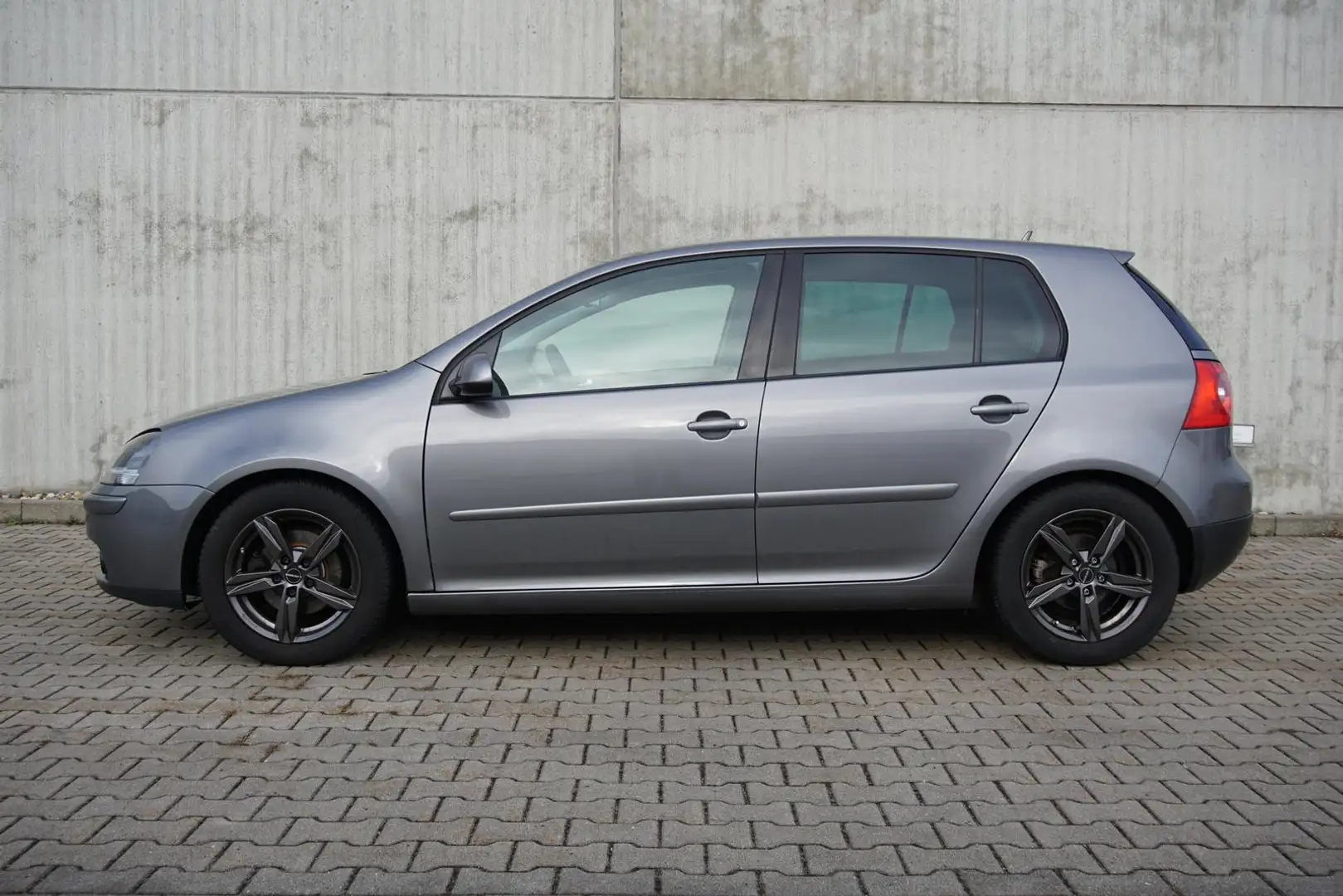 Volkswagen Golf V 1,6MPI United SHZ PDC Tempomat 1.Hd Grey - 2