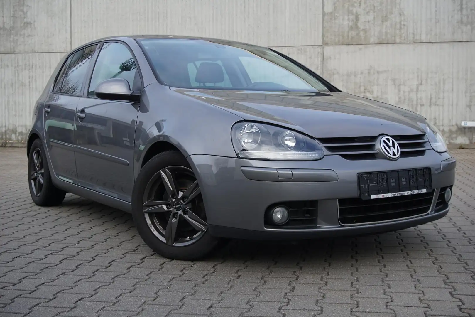 Volkswagen Golf V 1,6MPI United SHZ PDC Tempomat 1.Hd Grey - 1