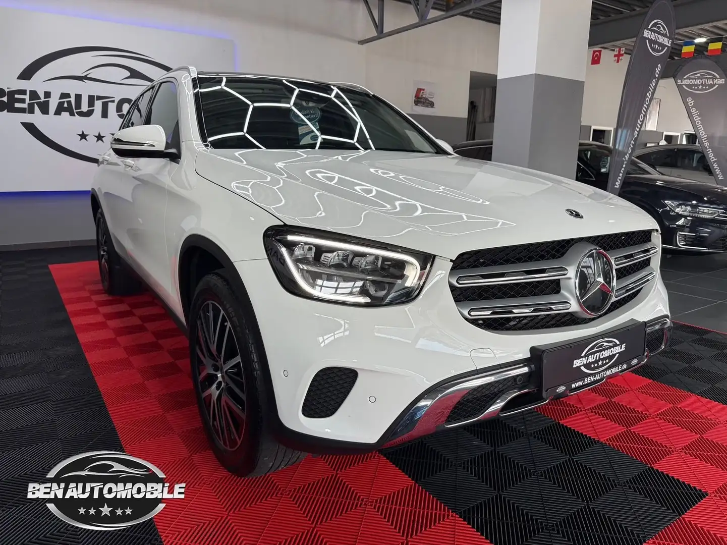 Mercedes-Benz GLC 300 d 4Matic *PANO*LED*RFK*AHK* Weiß - 1