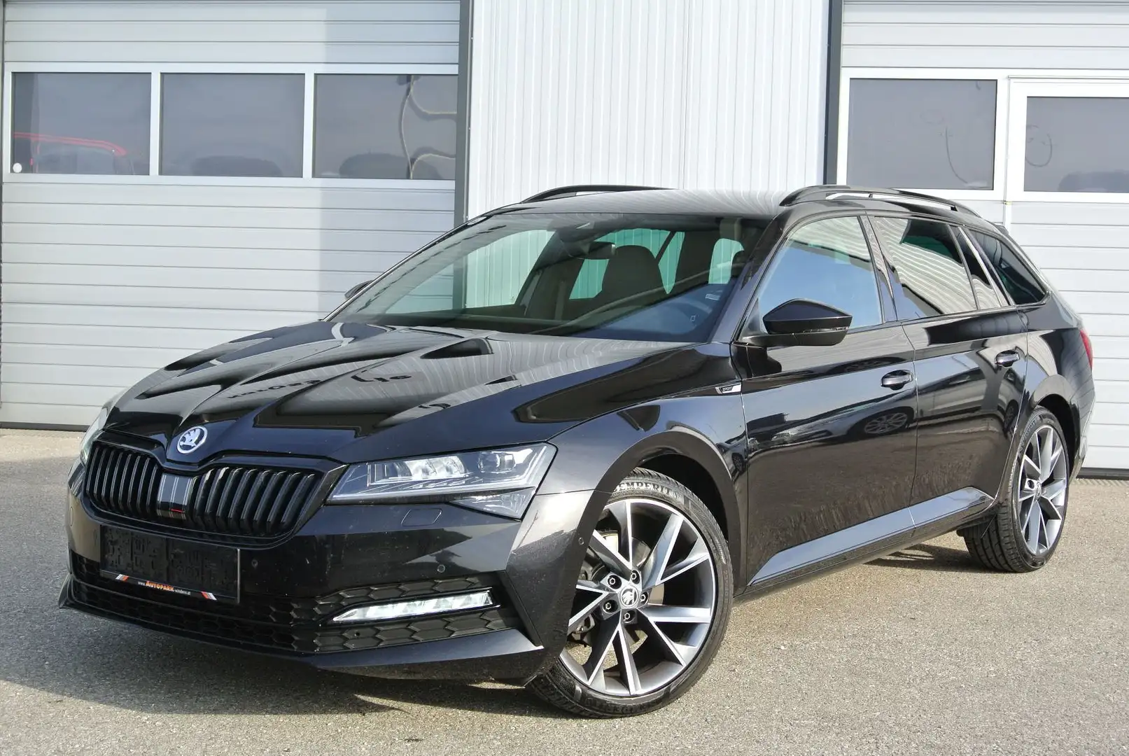 Skoda Superb Kombi 2.0 TDI DSG *Sportline* LED * AHK * KAMERA* Schwarz - 1