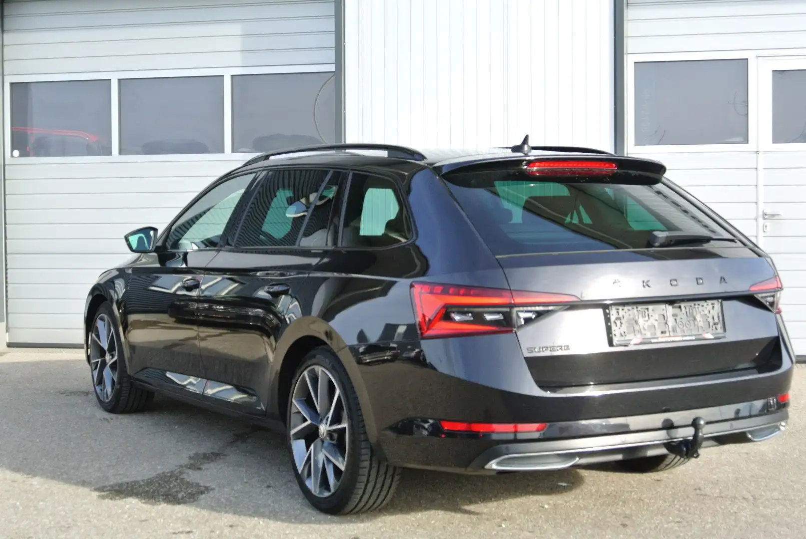 Skoda Superb Kombi 2.0 TDI DSG *Sportline* LED * AHK * KAMERA* Schwarz - 2