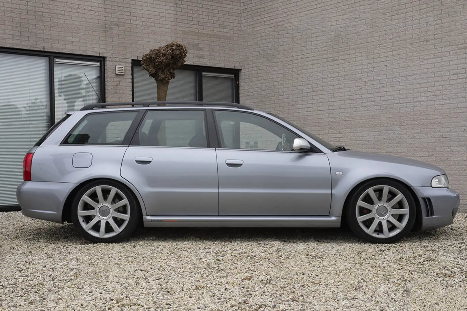 Audi RS4 B5 Avant 2001 Šedá - 2
