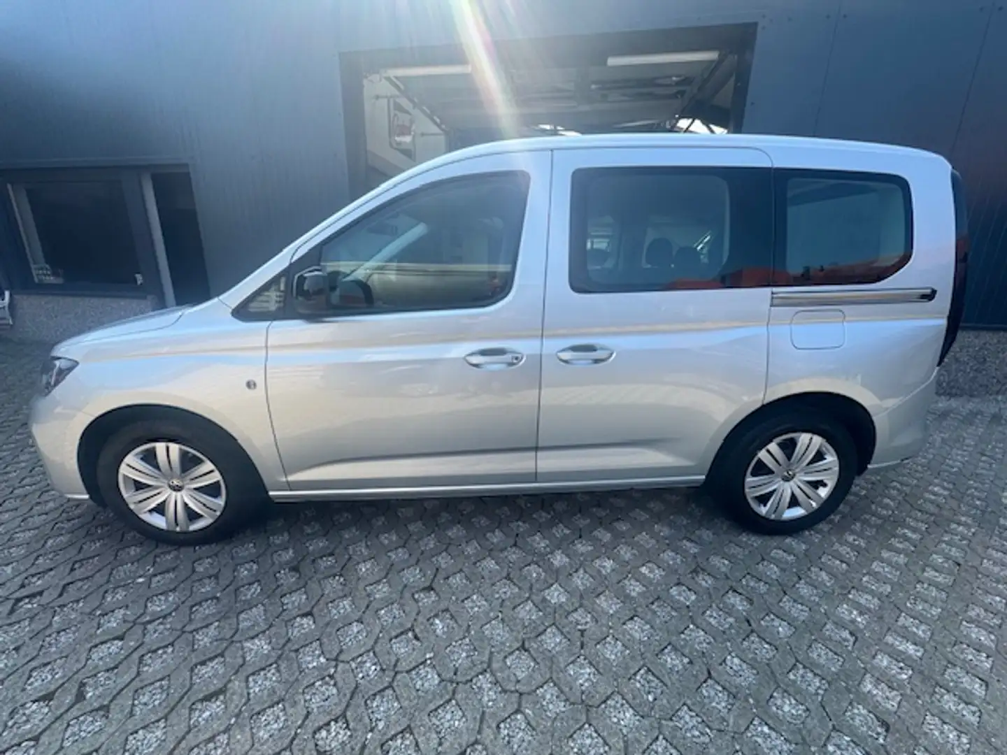 Volkswagen Caddy 1.5 TSI 114pk 6V - 5plaatsen (bj 2024) Zilver - 2