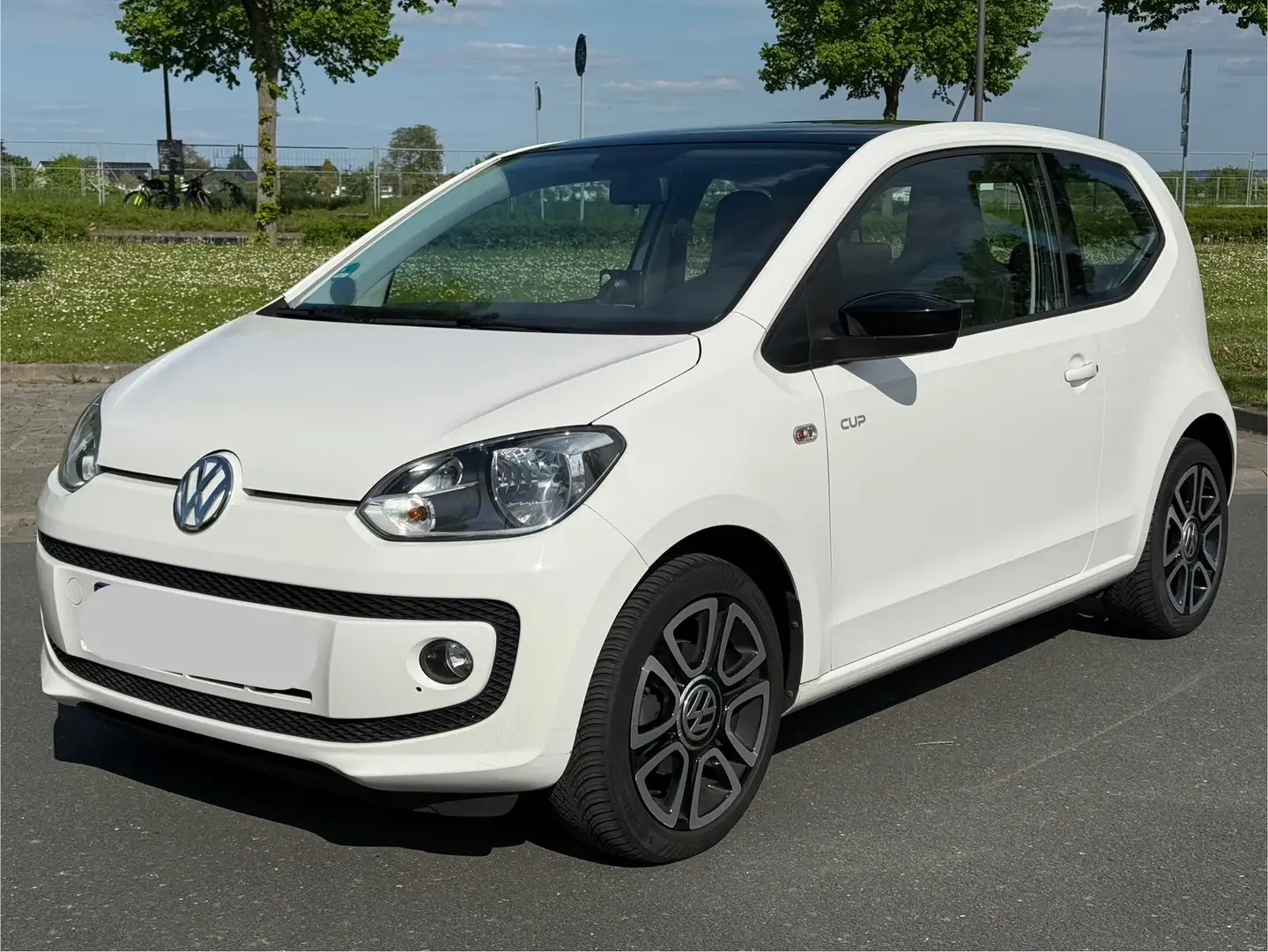Volkswagen up! cup / 1. Hand / Unfallfrei / Navi / Panorama / SHZ - 2