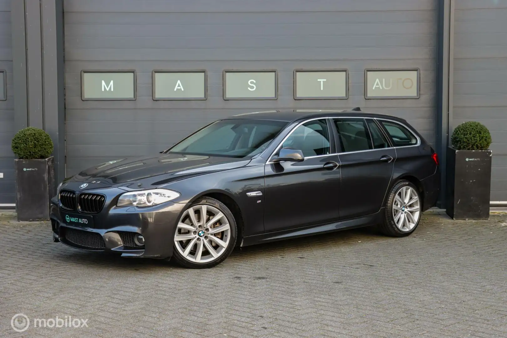 BMW 530 5-serie Touring 530i | M-Sport | NAP | Leder | Nav Grau - 1