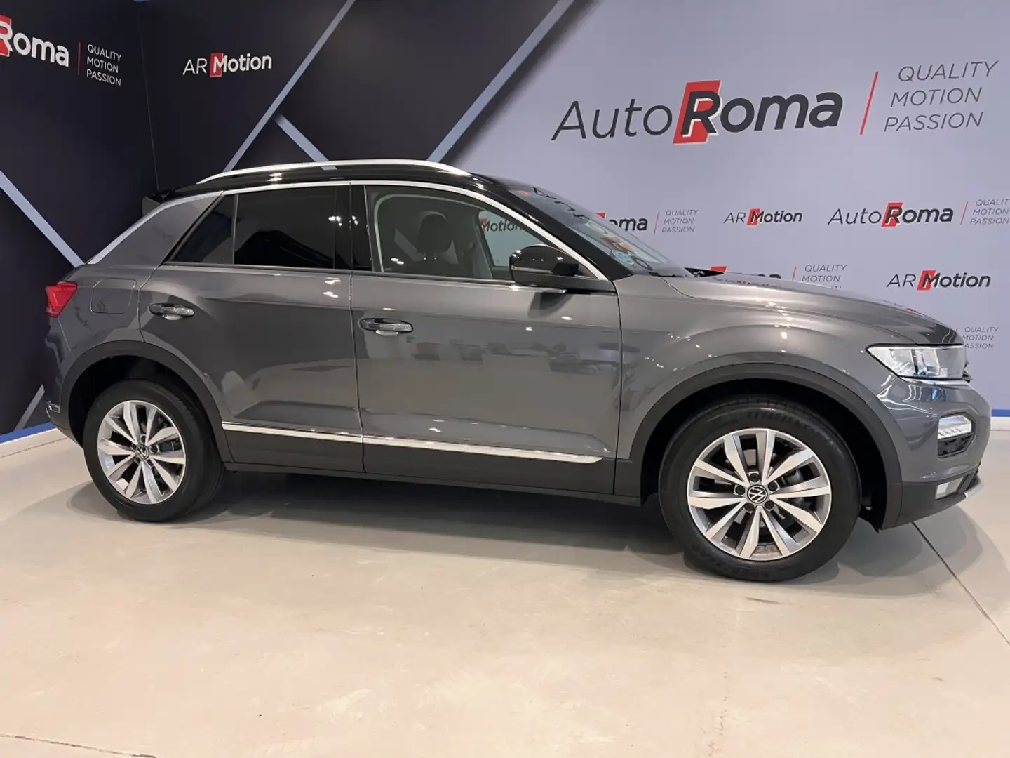 Volkswagen T-Roc 1.0 TSI Advance Style 81kW Gris - 2