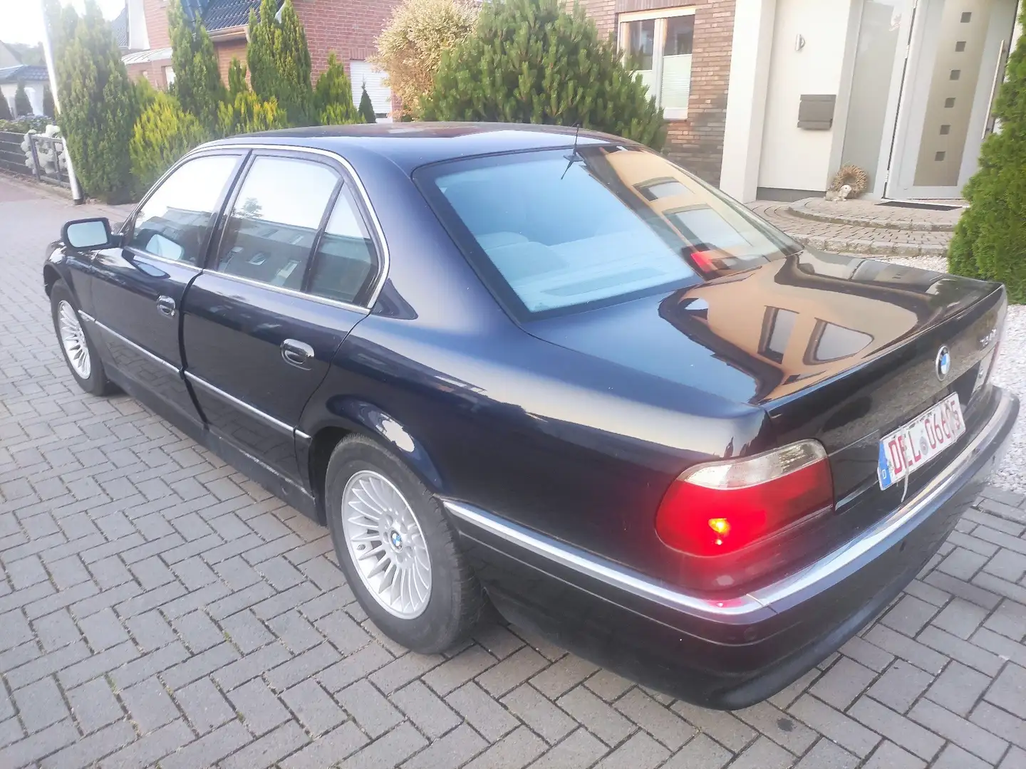 BMW 750 750i Mavi - 2