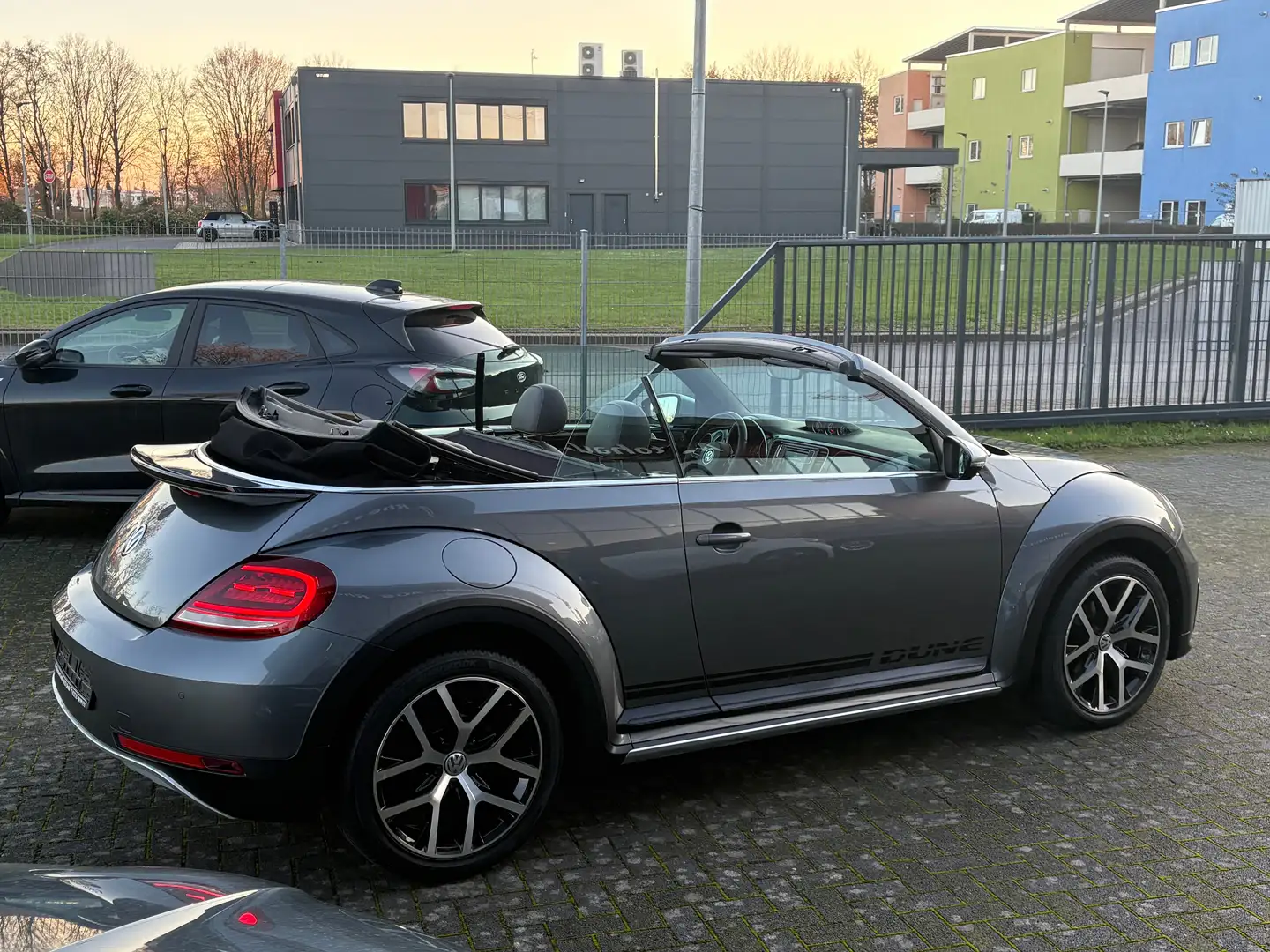 Volkswagen Beetle CABRIO 1.2 TSI BMT DUNE BI-XENON ALU18" 1HAND TOP* Grau - 2
