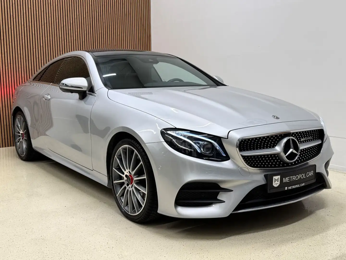 Mercedes-Benz E 400 Coupe 4Matic AMG-Line PANO/360°/NAVI/LMF Plateado - 1