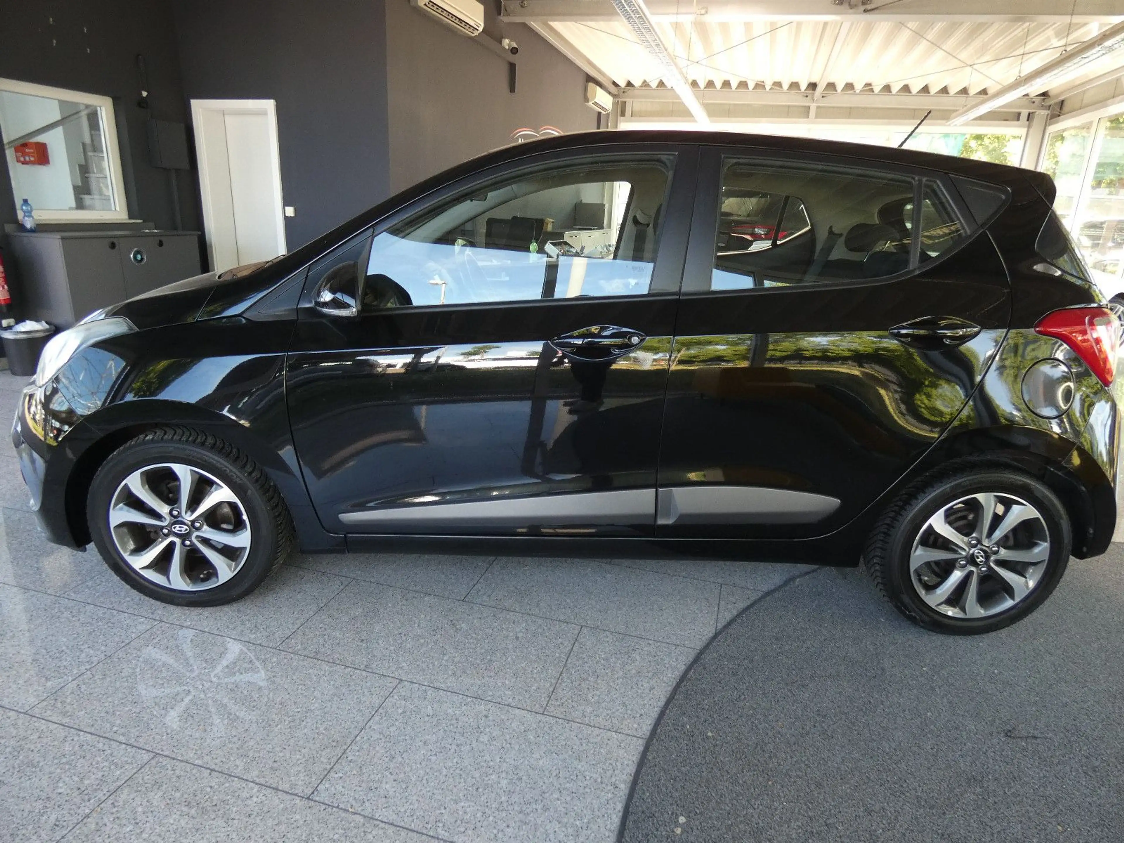 Hyundai i10 FIFA World Cup Edition — photo 4
