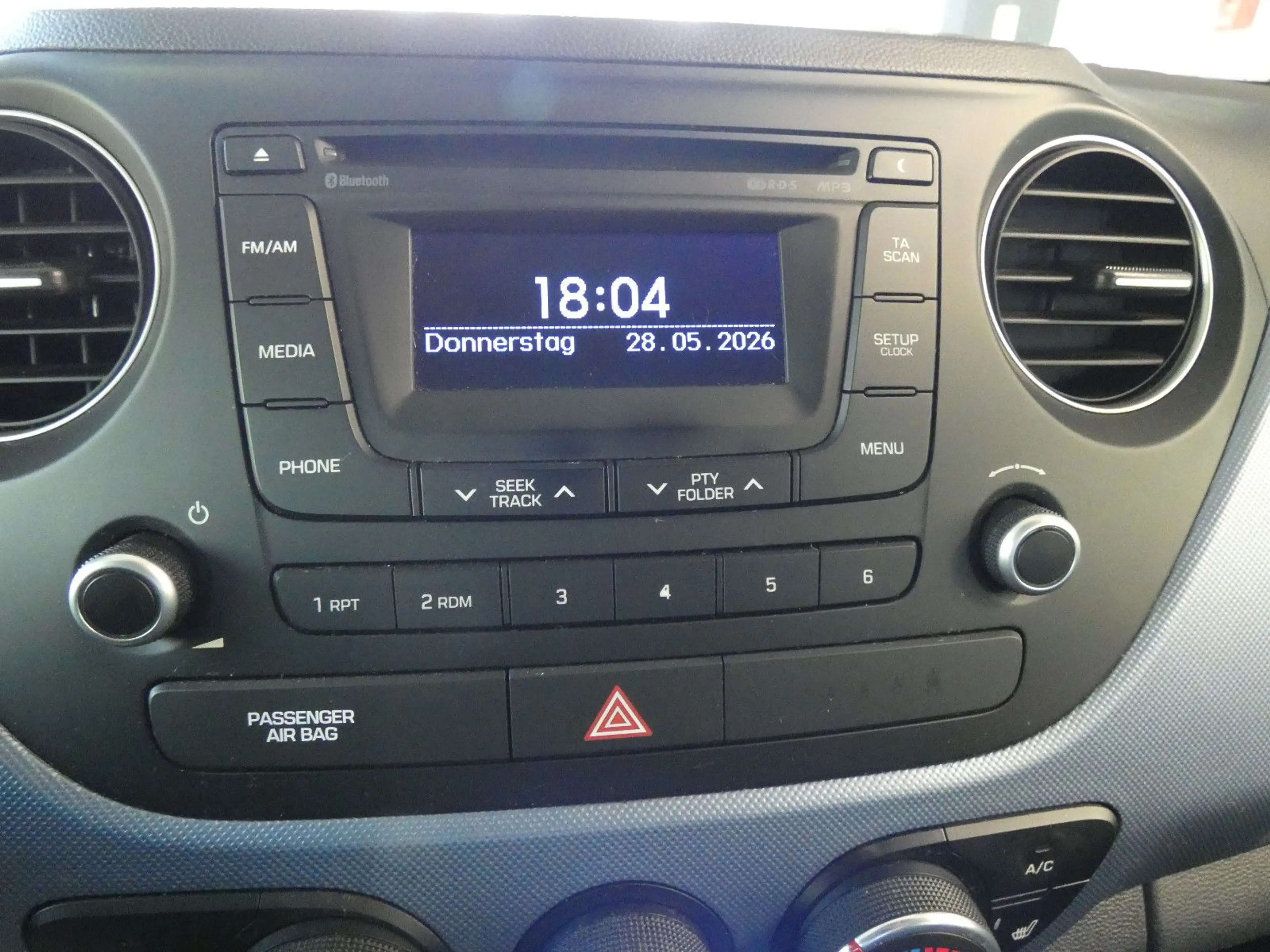 Hyundai i10 FIFA World Cup Edition — photo 14
