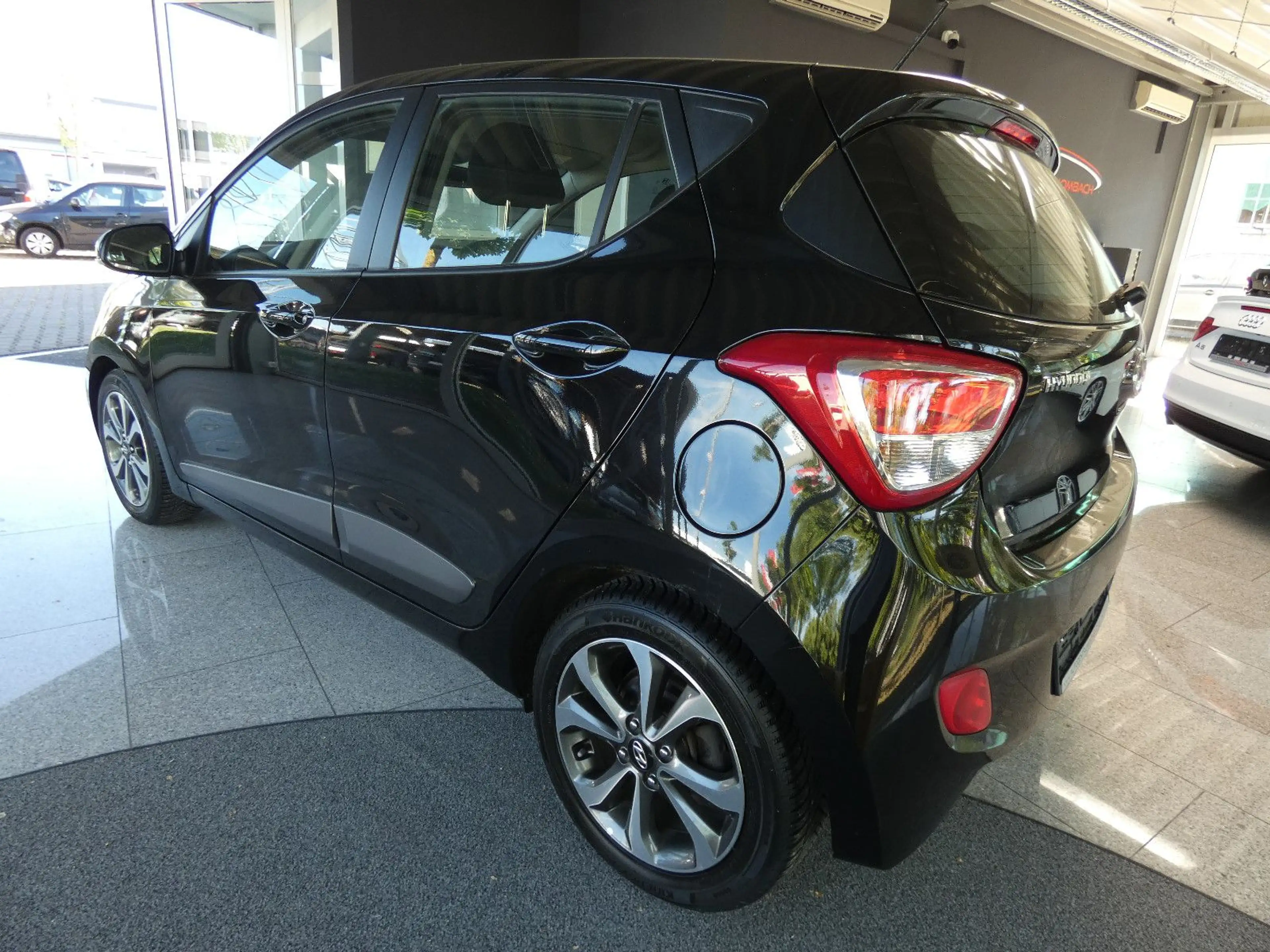 Hyundai i10 FIFA World Cup Edition — photo 5