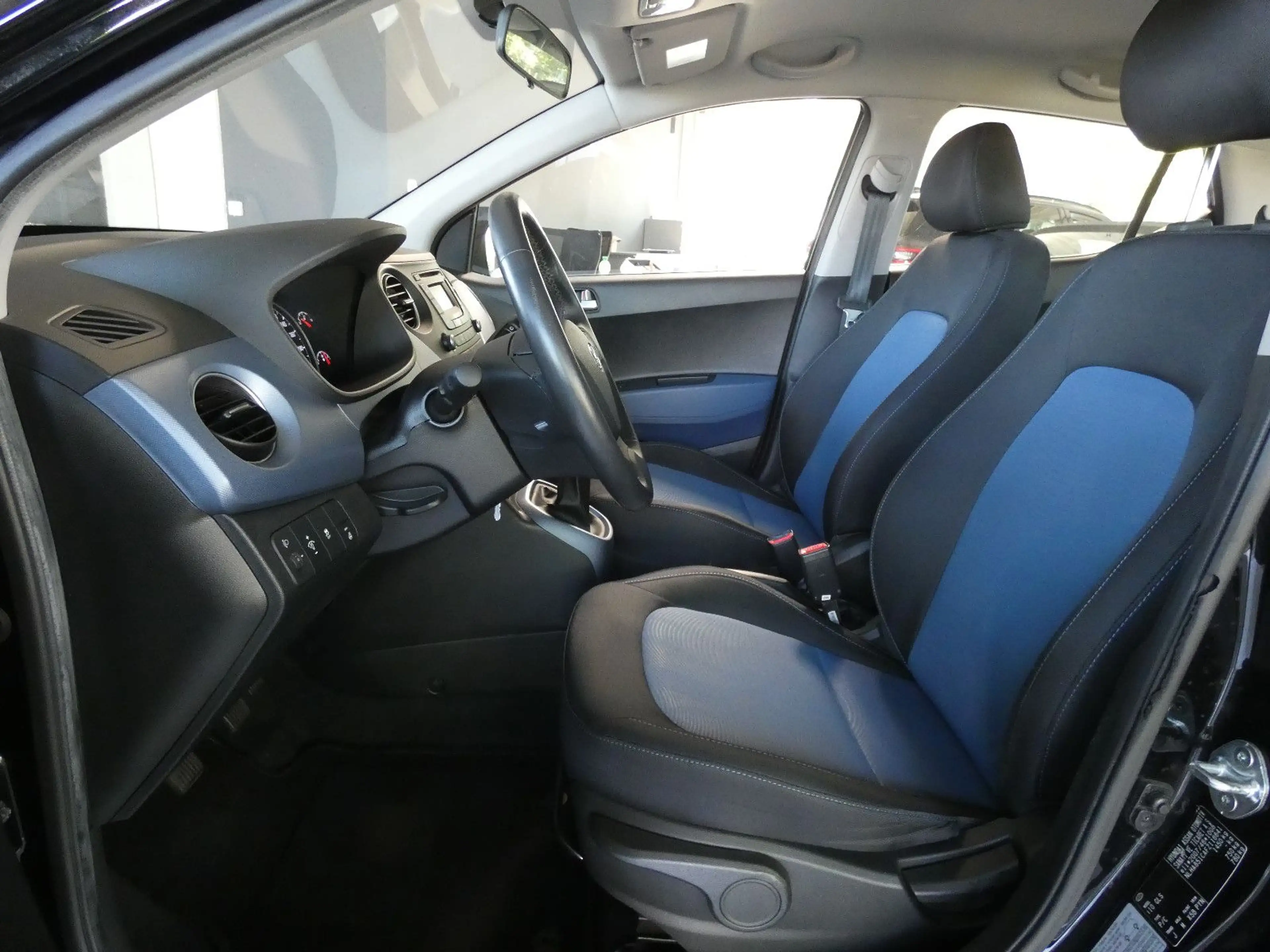 Hyundai i10 FIFA World Cup Edition — photo 11