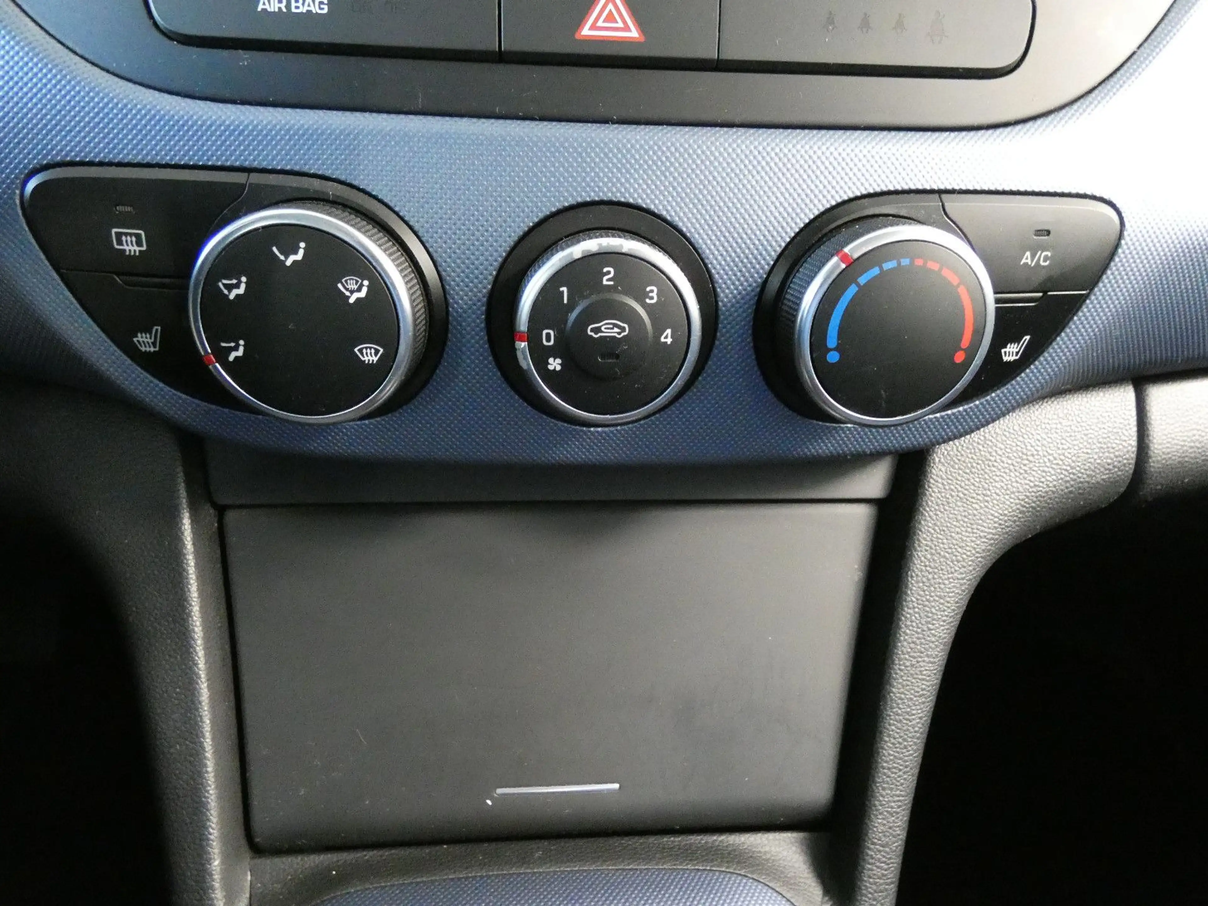 Hyundai i10 FIFA World Cup Edition — photo 15