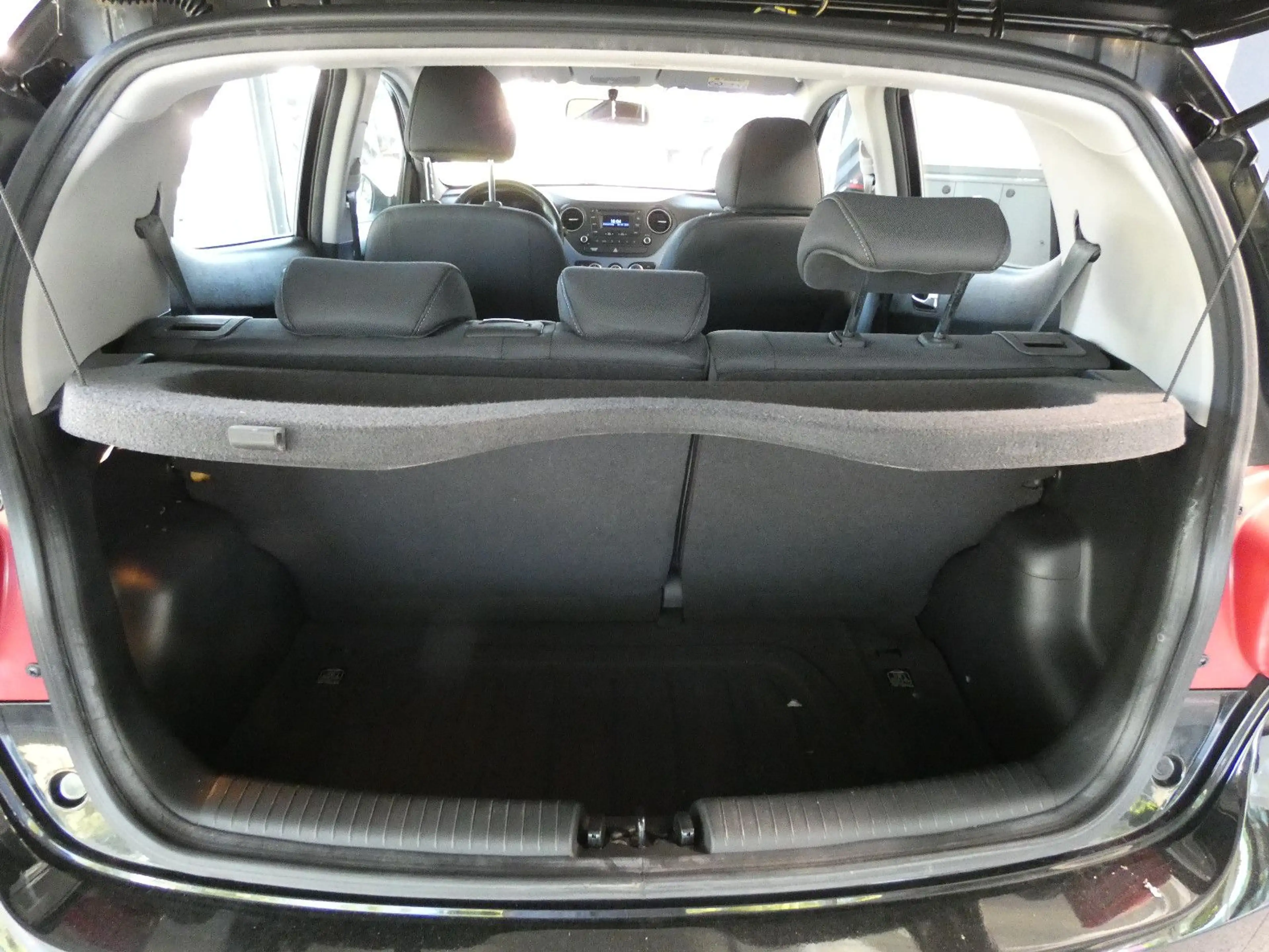 Hyundai i10 FIFA World Cup Edition — photo 9