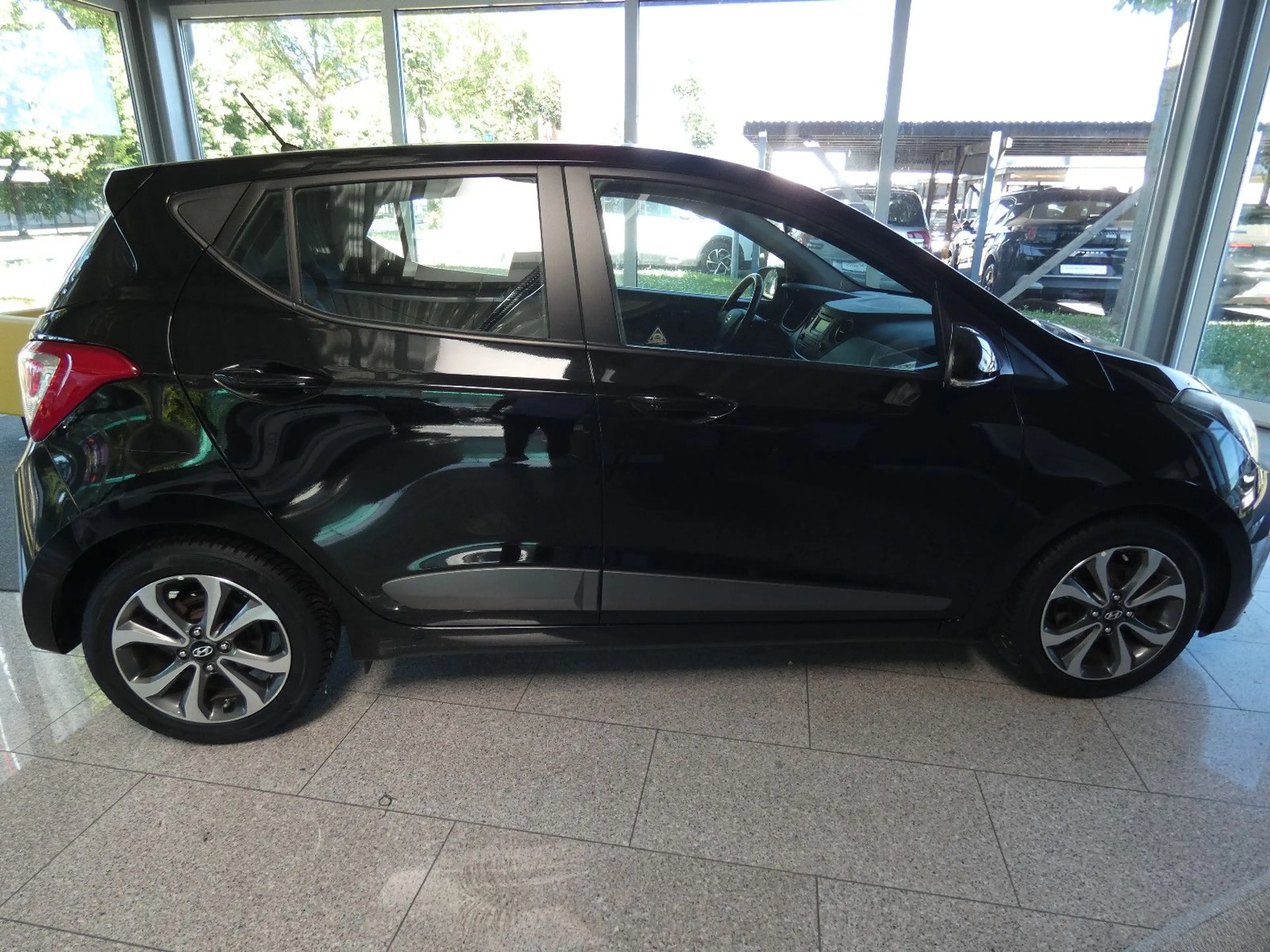Hyundai i10 FIFA World Cup Edition — photo 8