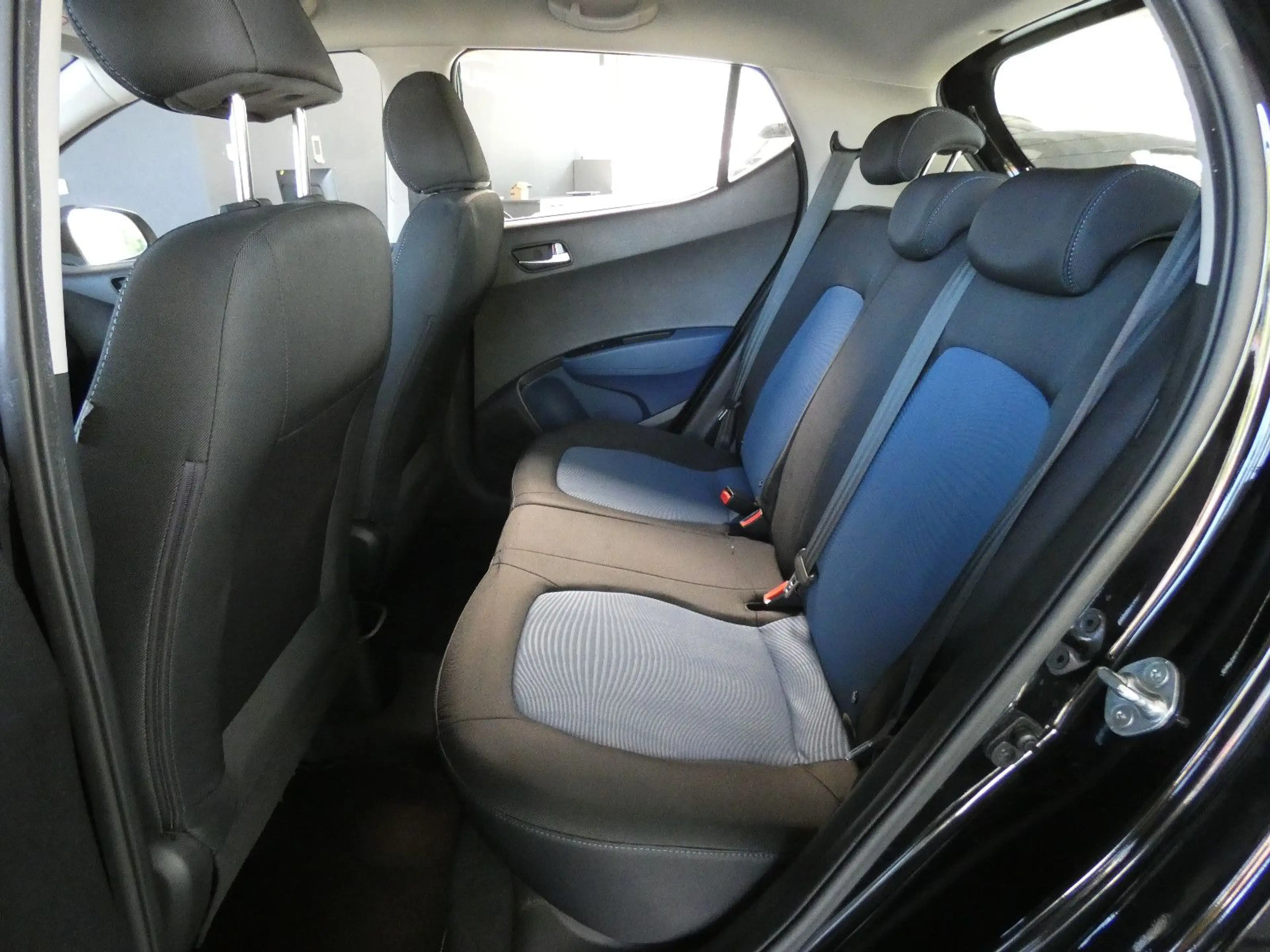 Hyundai i10 FIFA World Cup Edition — photo 12