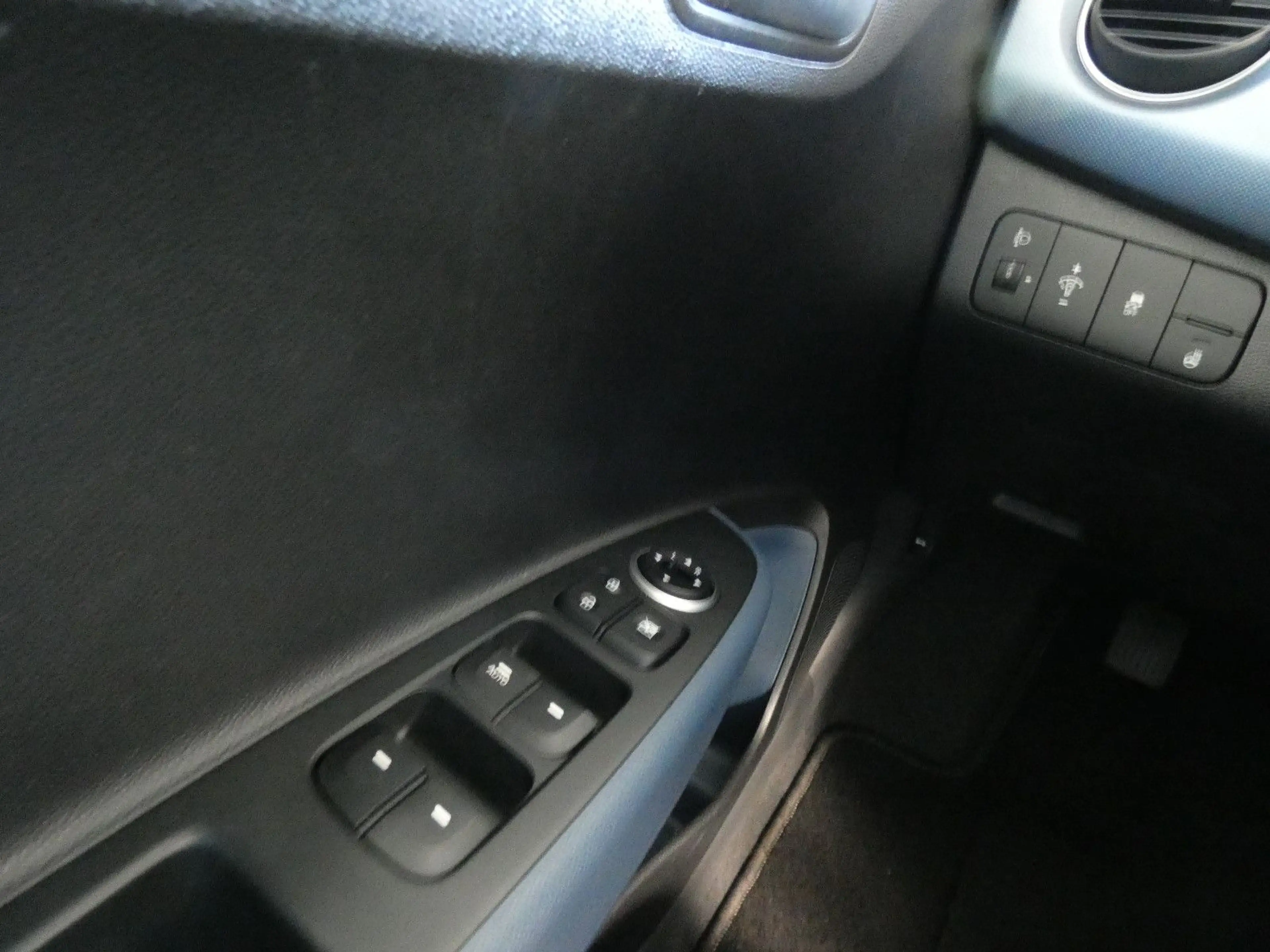 Hyundai i10 FIFA World Cup Edition — photo 19