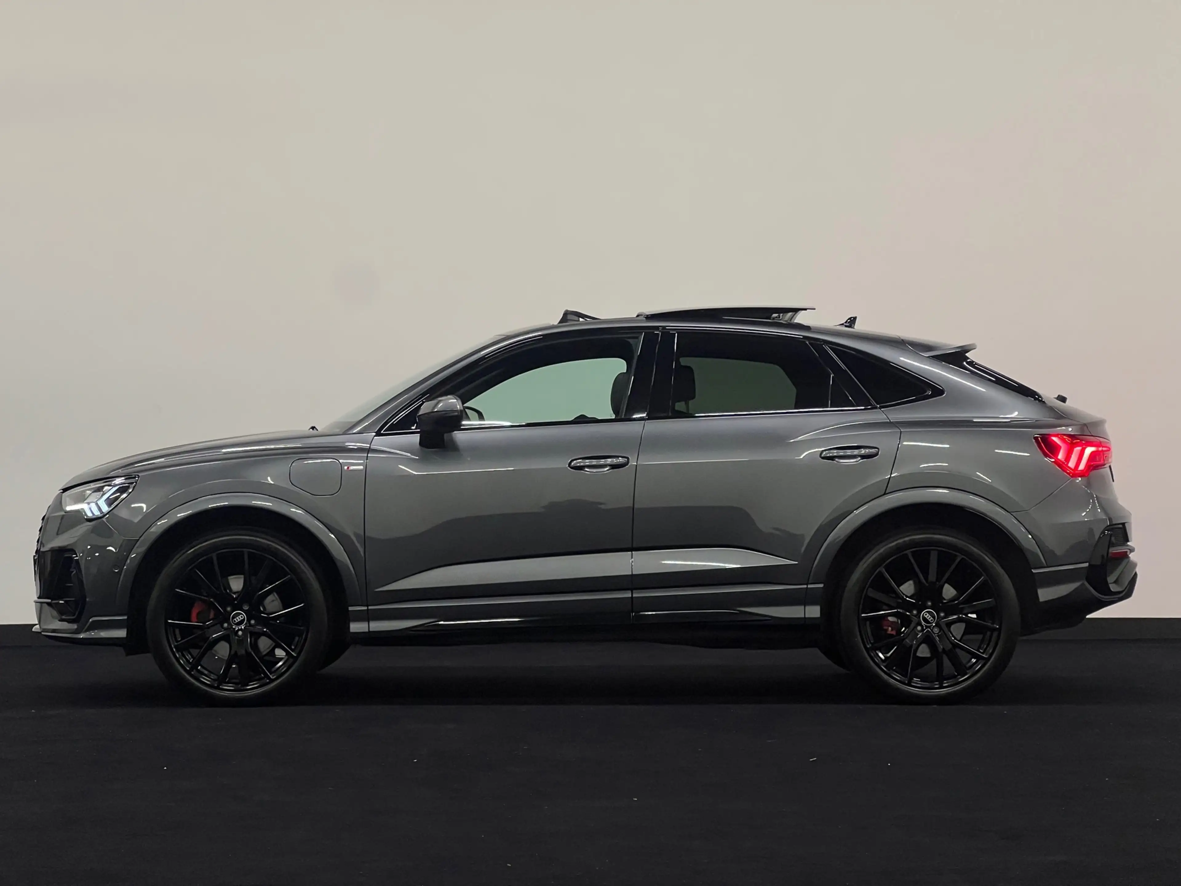 Audi Q3 Sportback 45 TFSI e 3 x S-line Pano Keyless Camera — photo 3