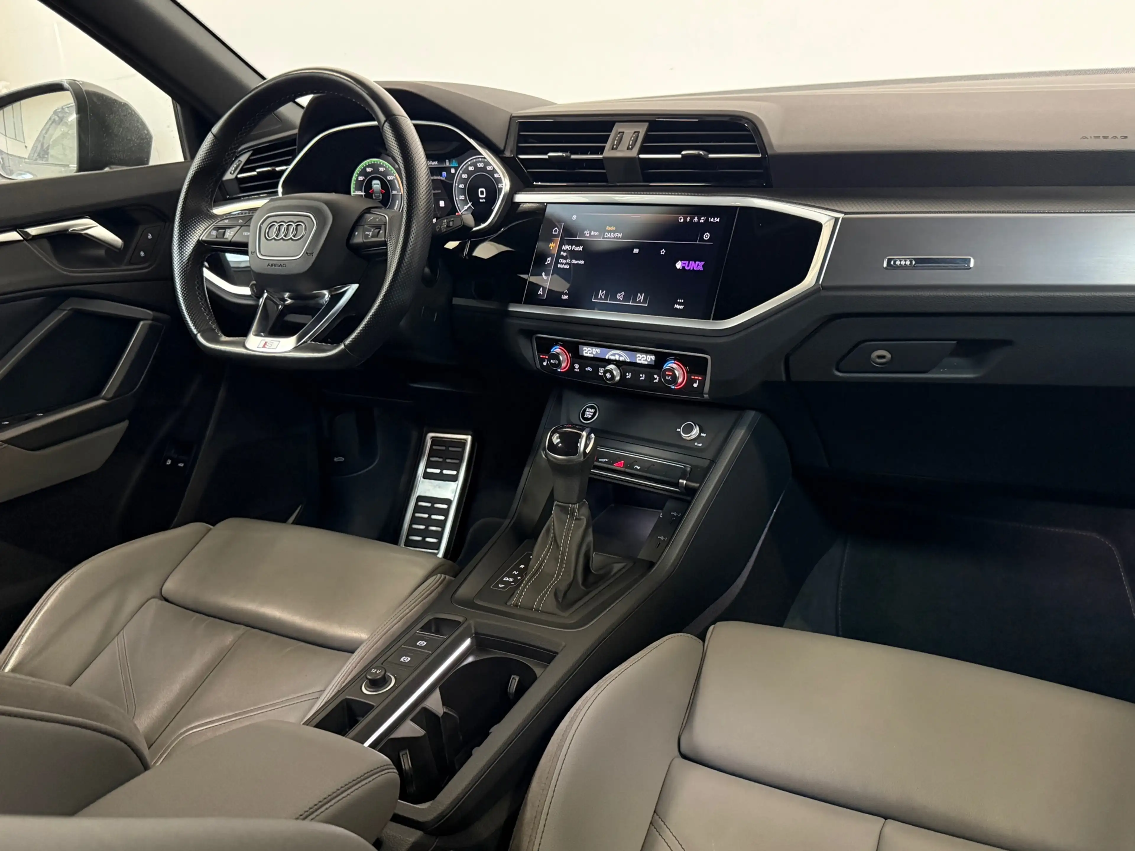Audi Q3 Sportback 45 TFSI e 3 x S-line Pano Keyless Camera — photo 2