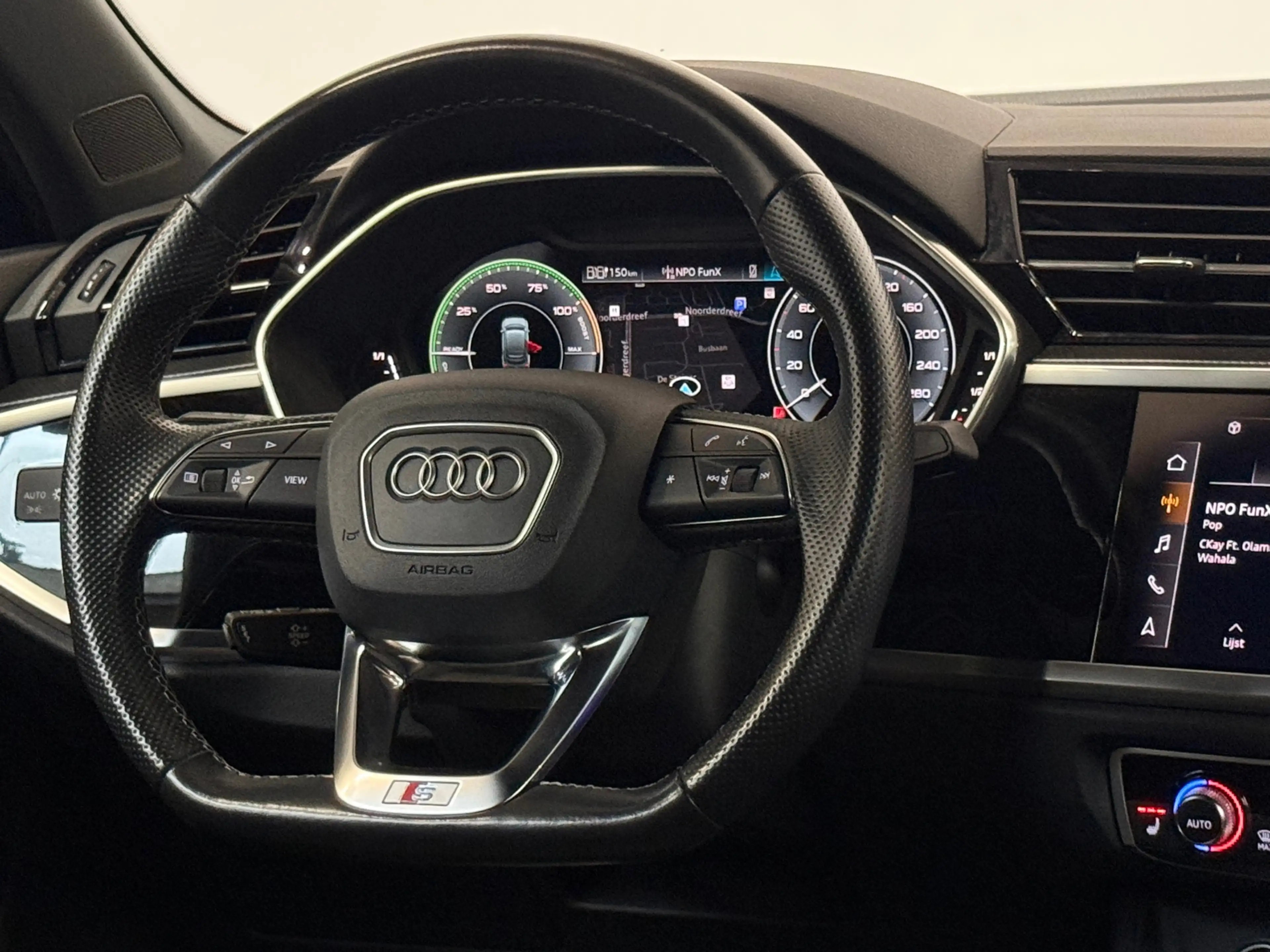 Audi Q3 Sportback 45 TFSI e 3 x S-line Pano Keyless Camera — photo 4