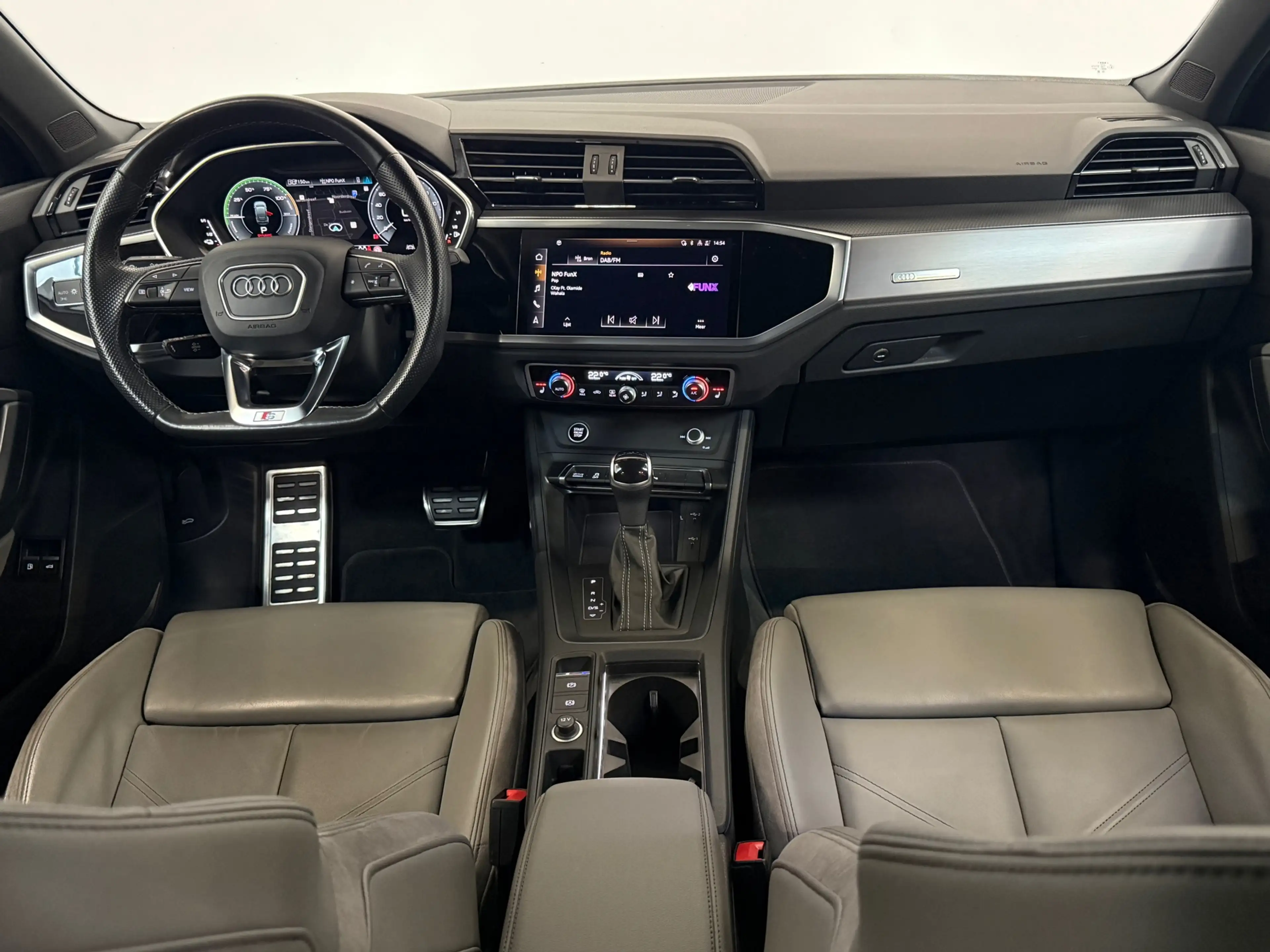 Audi Q3 Sportback 45 TFSI e 3 x S-line Pano Keyless Camera — photo 10