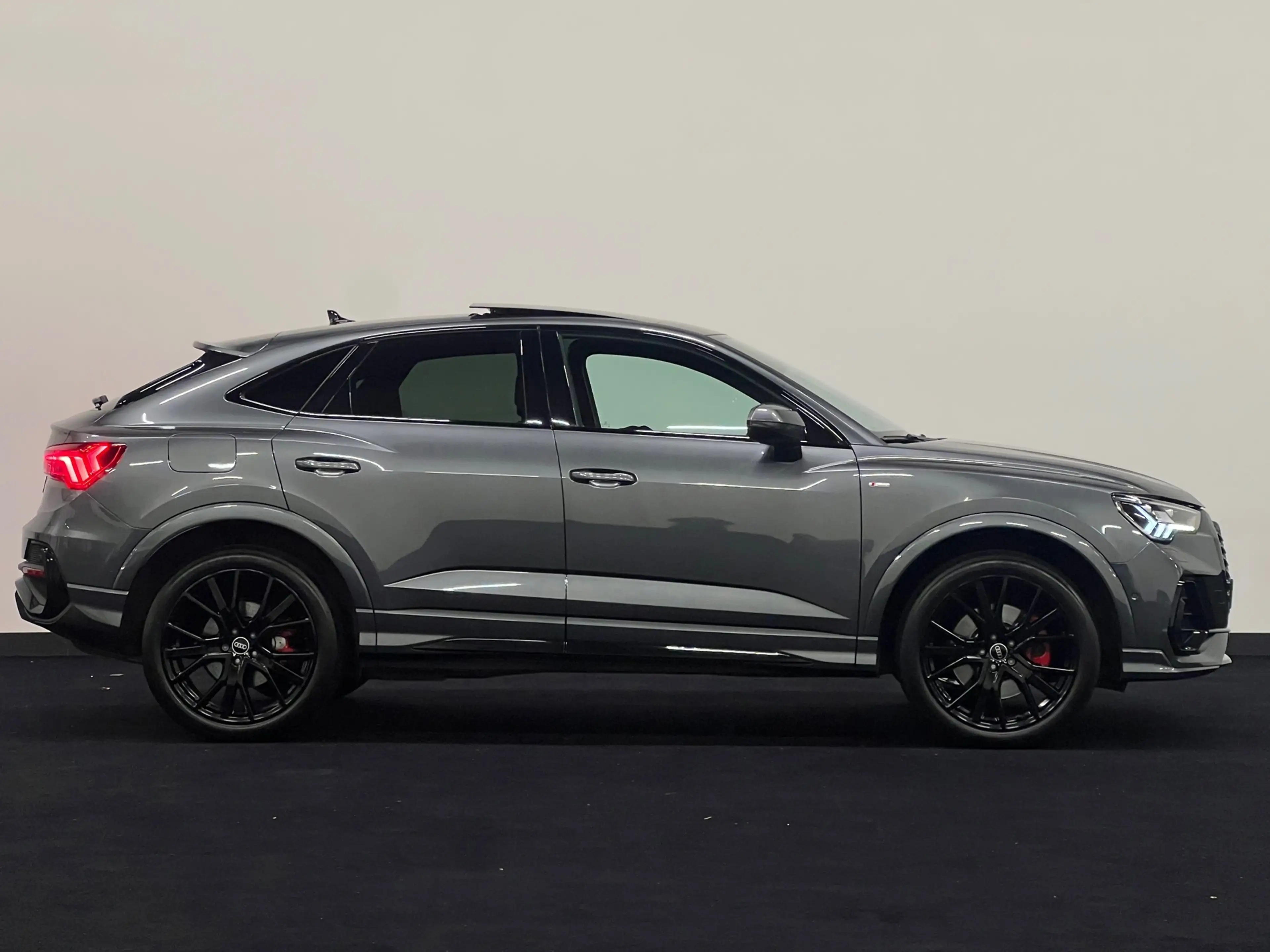 Audi Q3 Sportback 45 TFSI e 3 x S-line Pano Keyless Camera — photo 9