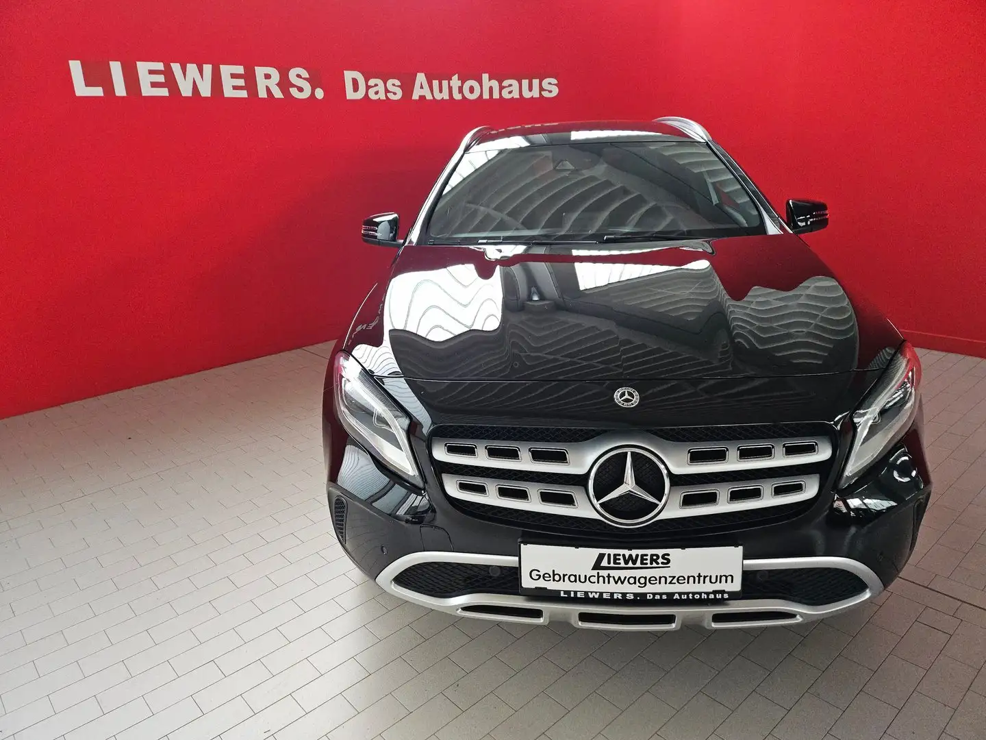 Mercedes-Benz GLA 180 180 Aut. Schwarz - 2