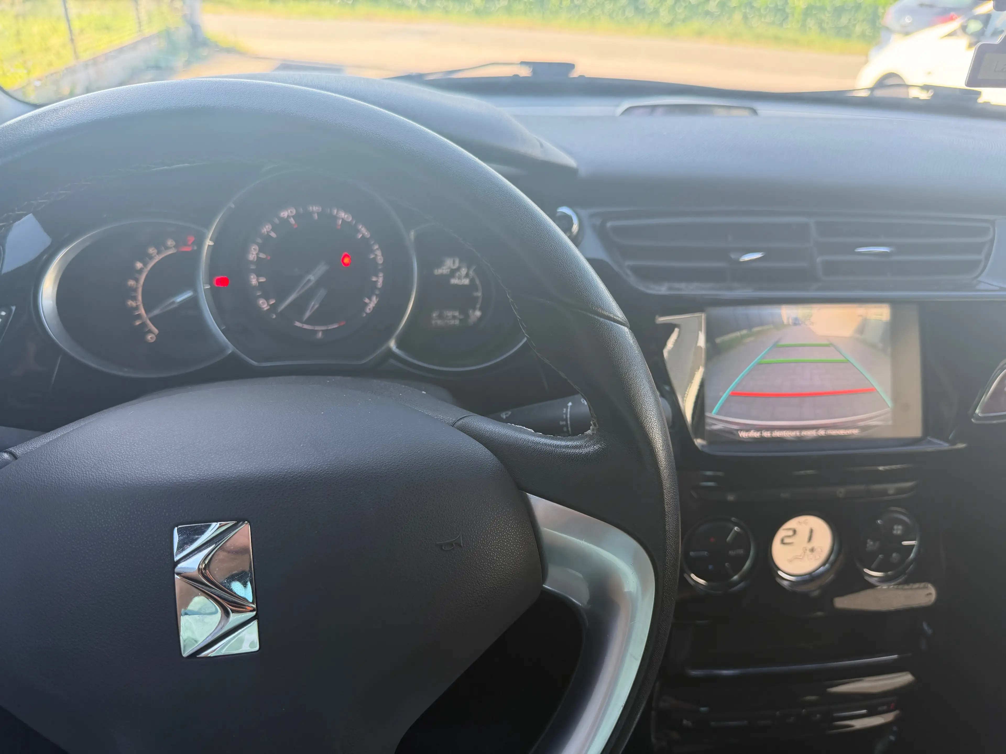 DS Automobiles DS 3 DS 3 1.2i PureTech Inès de la Fressange — photo 8