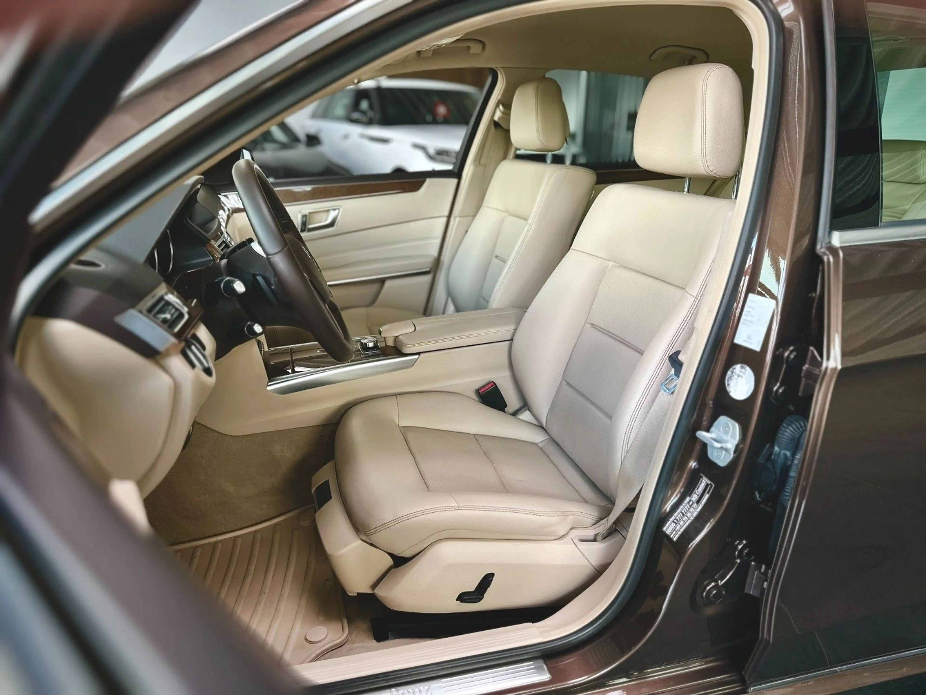 Mercedes-Benz E 350 AirMatic*Elegance*Distro+*TotwASS*Keyless* — photo 4