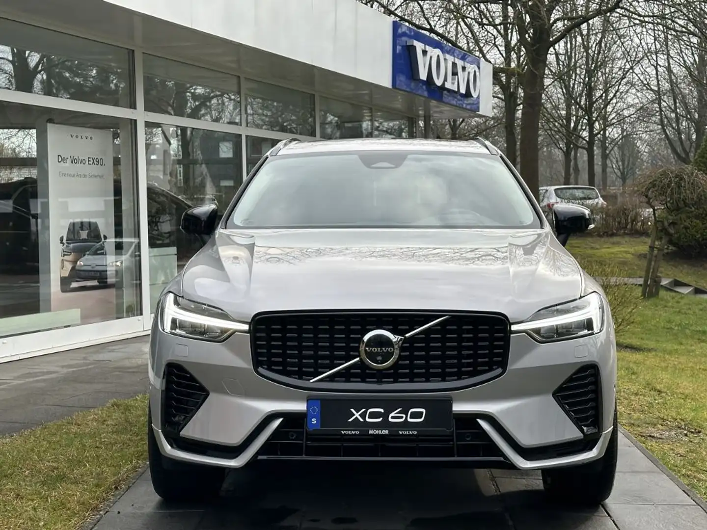 Volvo XC60 T6 AWD Plug-in Hybrid Plus Dark Silber - 2