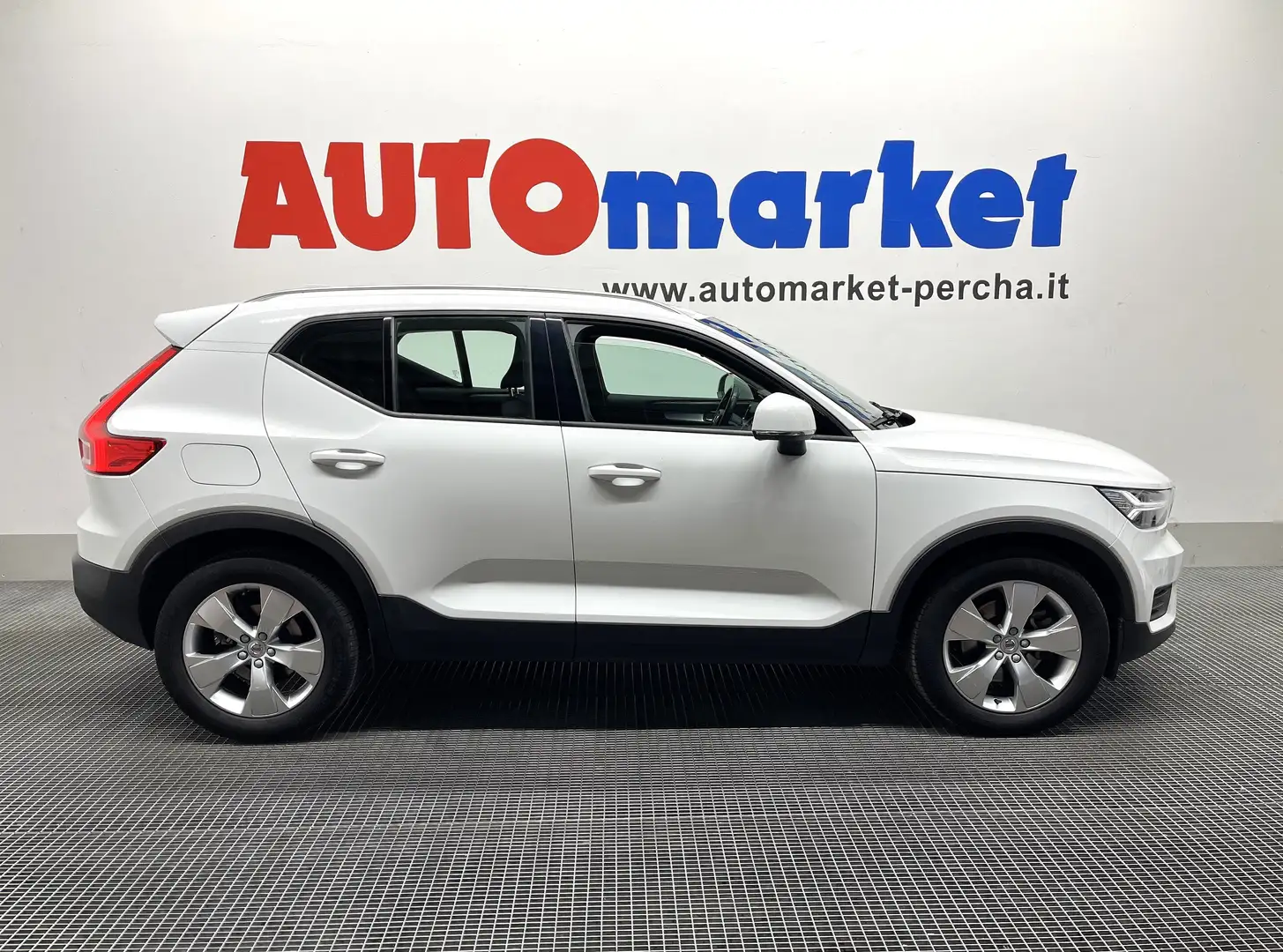 Volvo XC40 2.0 d3 Momentum awd geartronic my20 Bianco - 1