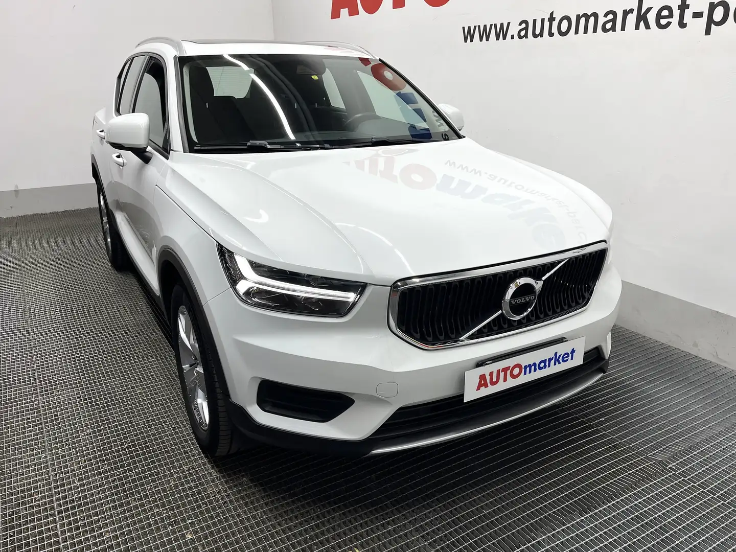 Volvo XC40 2.0 d3 Momentum awd geartronic my20 Bianco - 2
