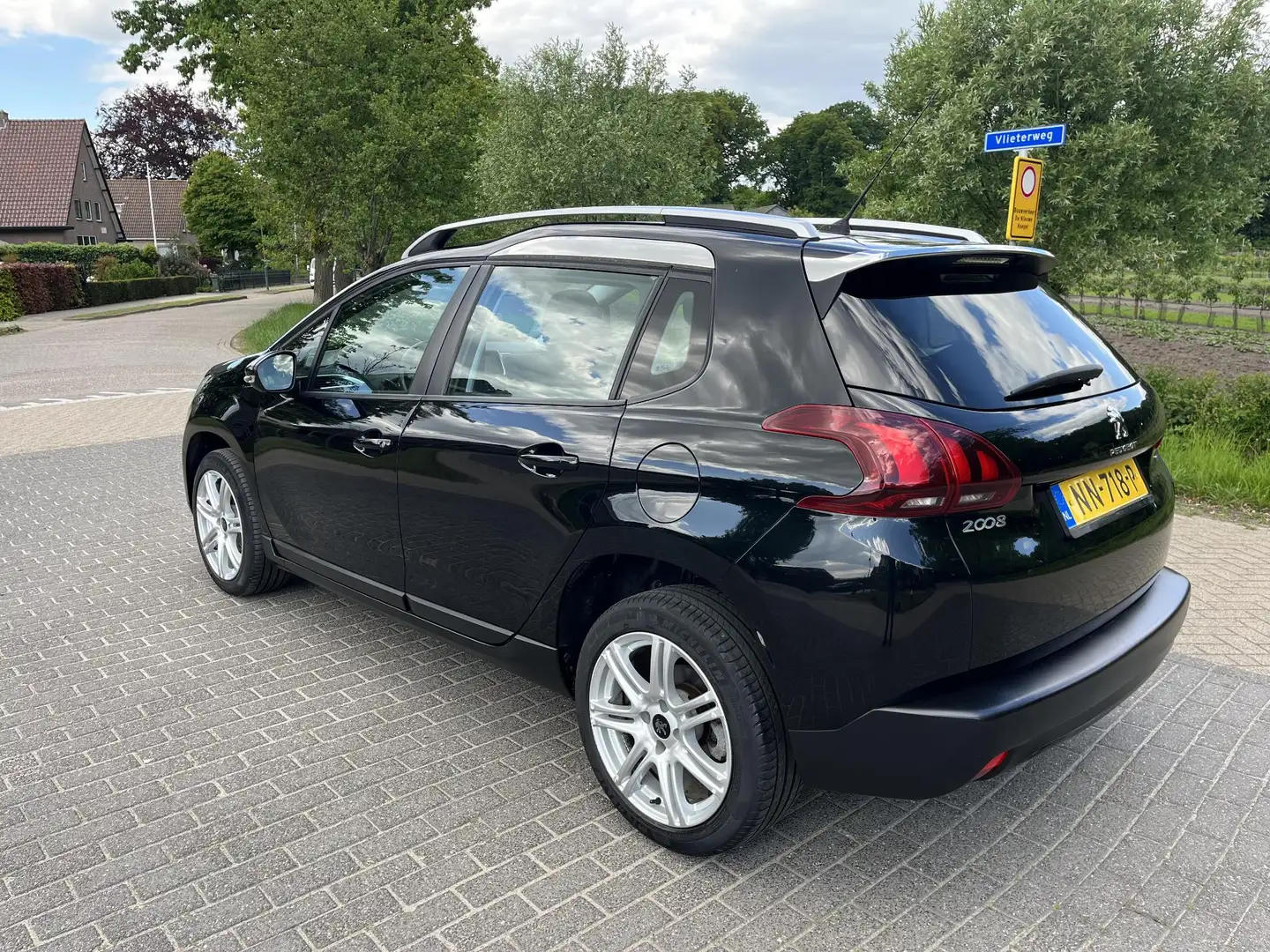 Peugeot 2008 1.2 PureTech Active Automaat Nero - 2