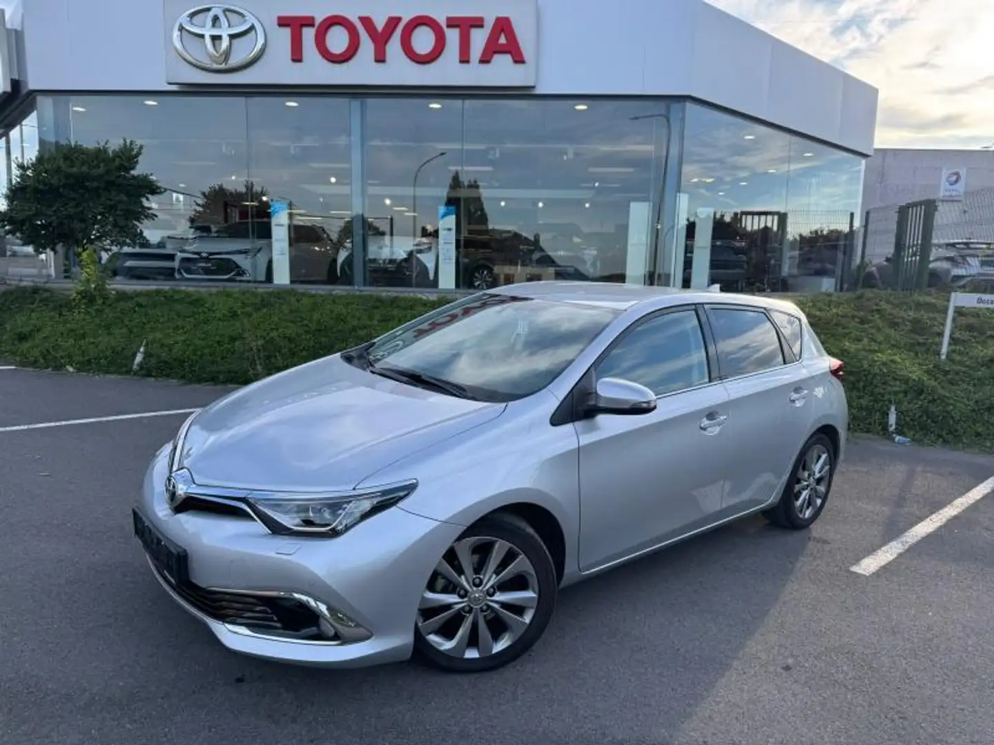 Toyota Auris 1.6 Diesel MT Lounge Gris - 1
