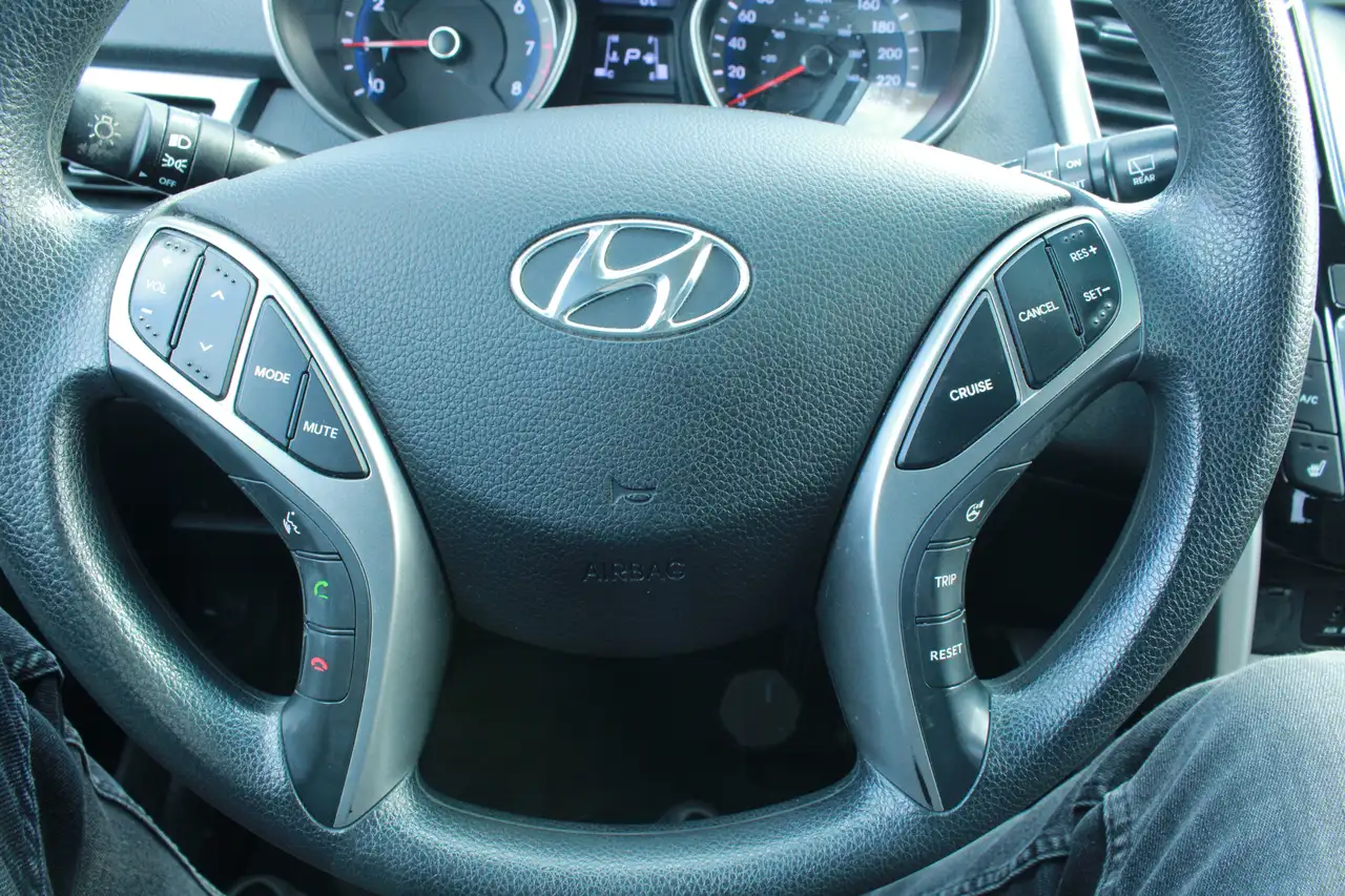 Hyundai ELANTRA снимка Hyundai ELANTRA