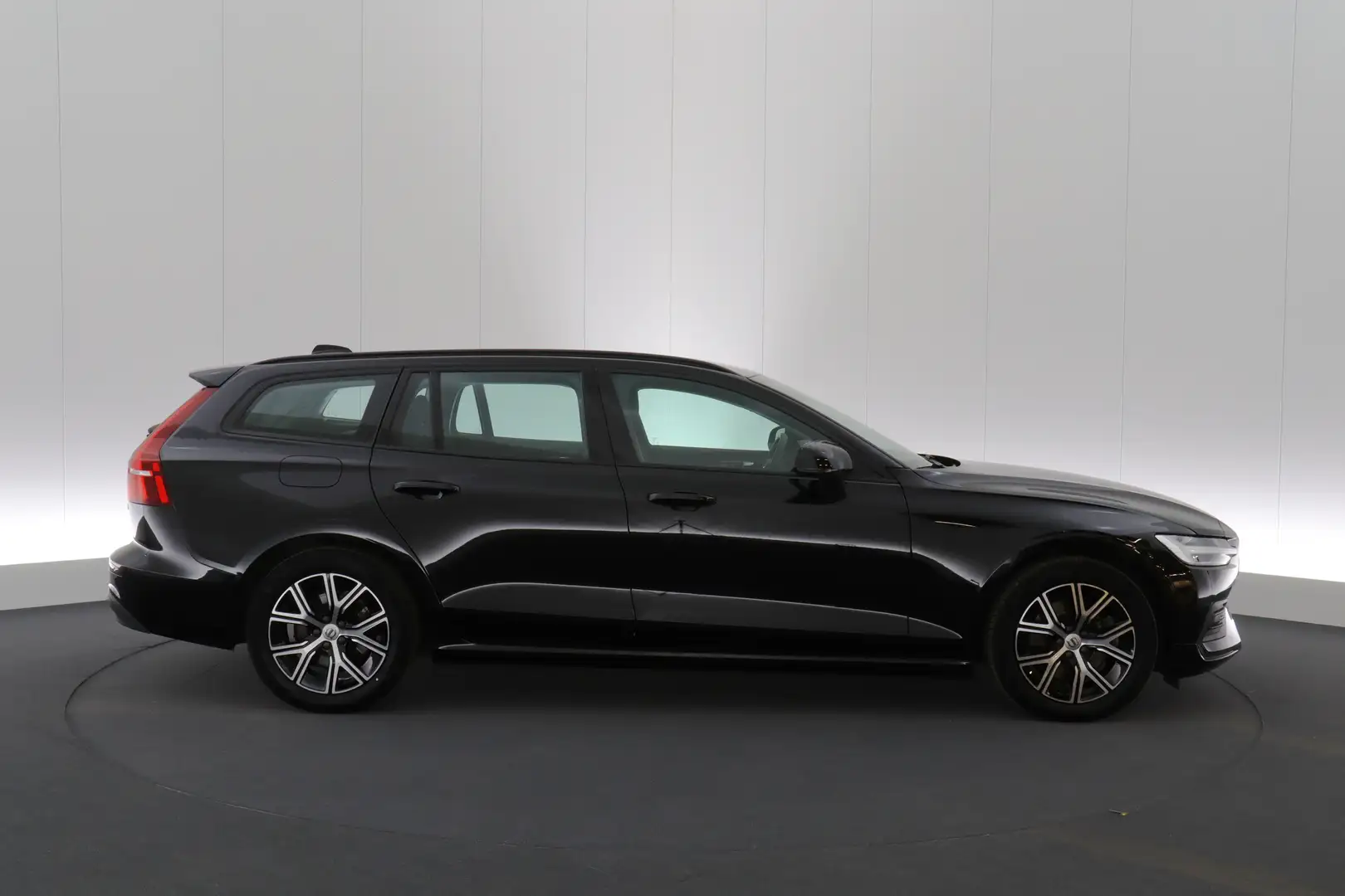 Volvo V60 2.0 B3 MHEV Momentum Core DCT Business LED GPS PDC Noir - 2