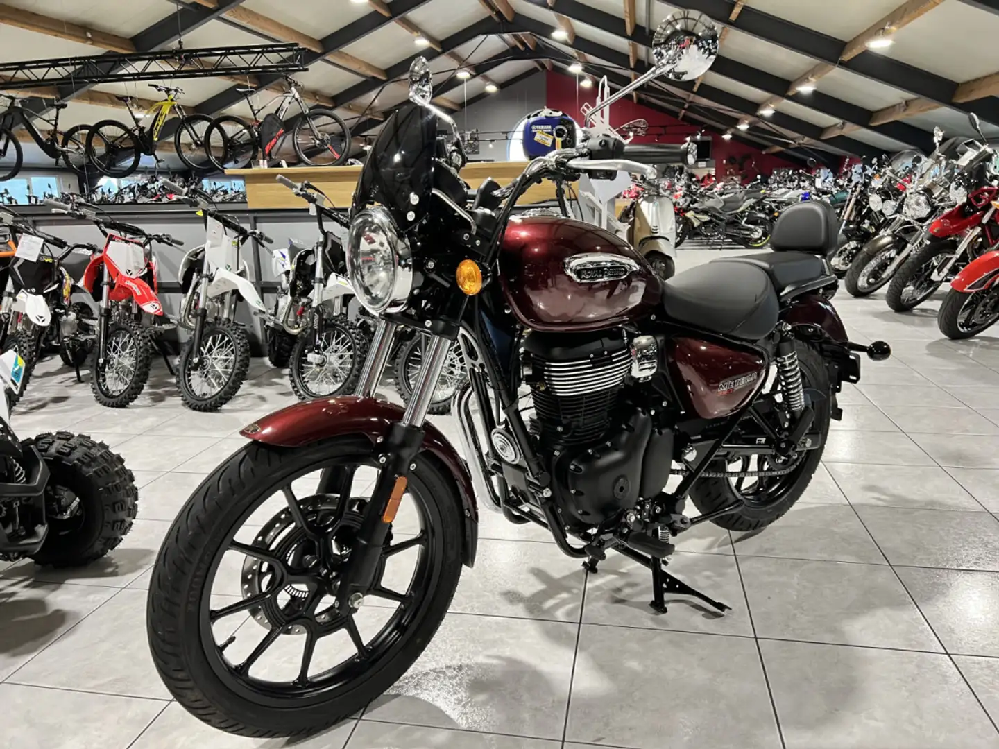 Royal Enfield Meteor 350 Super Nova Rouge - 2