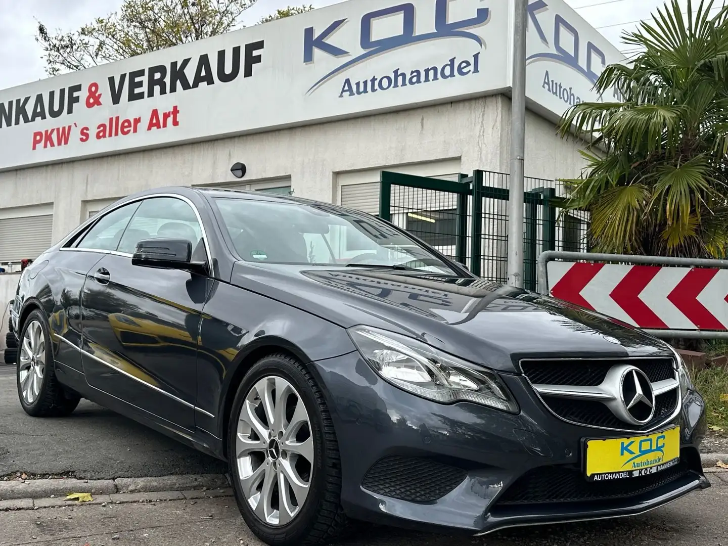 Mercedes-Benz E 200 Coupe Grau - 1