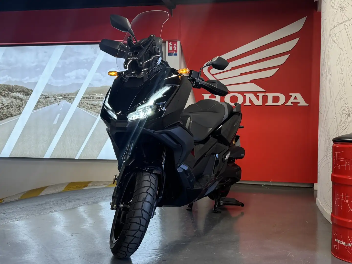 Honda ADV 350 Zwart - 1