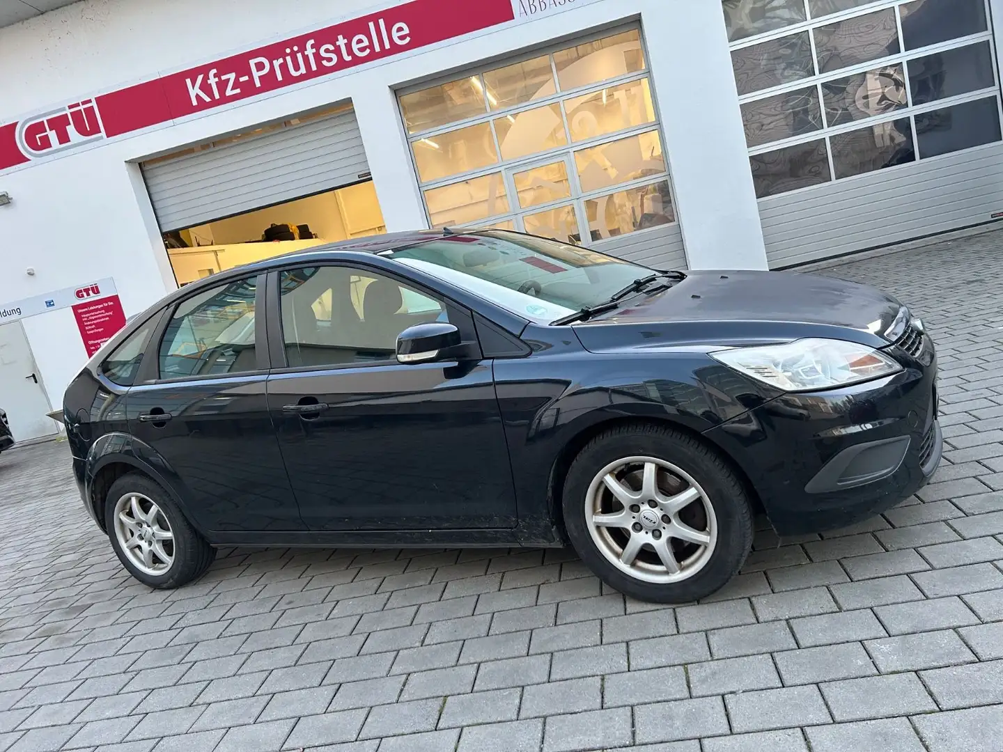Ford Focus 2,0TDCi DPF Style/2.Hand/Klima Schwarz - 2