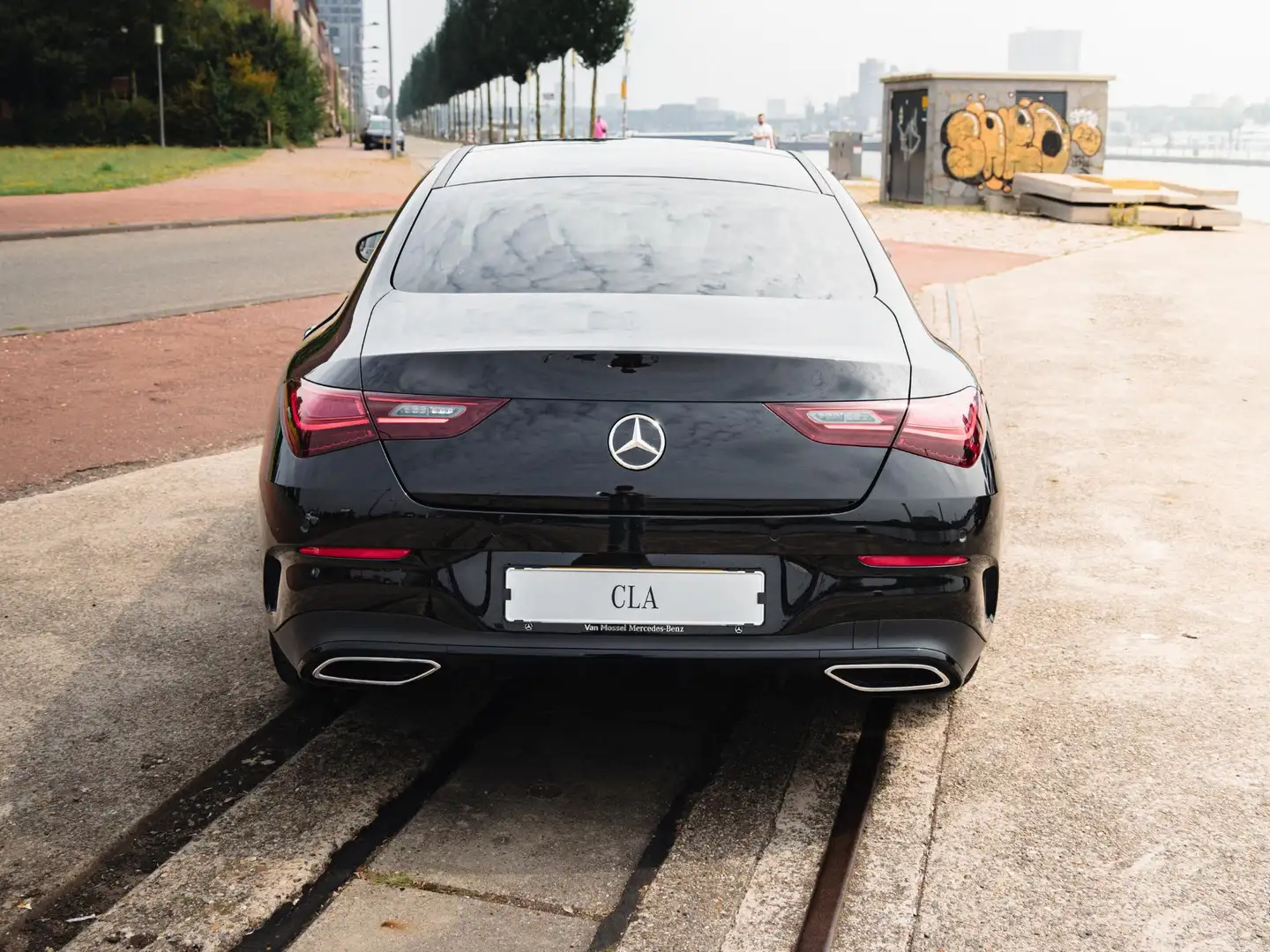 Mercedes-Benz CLA 180 Coupe Star Edition AMG-Line / Stoelverwarming / Ac Grijs - 2
