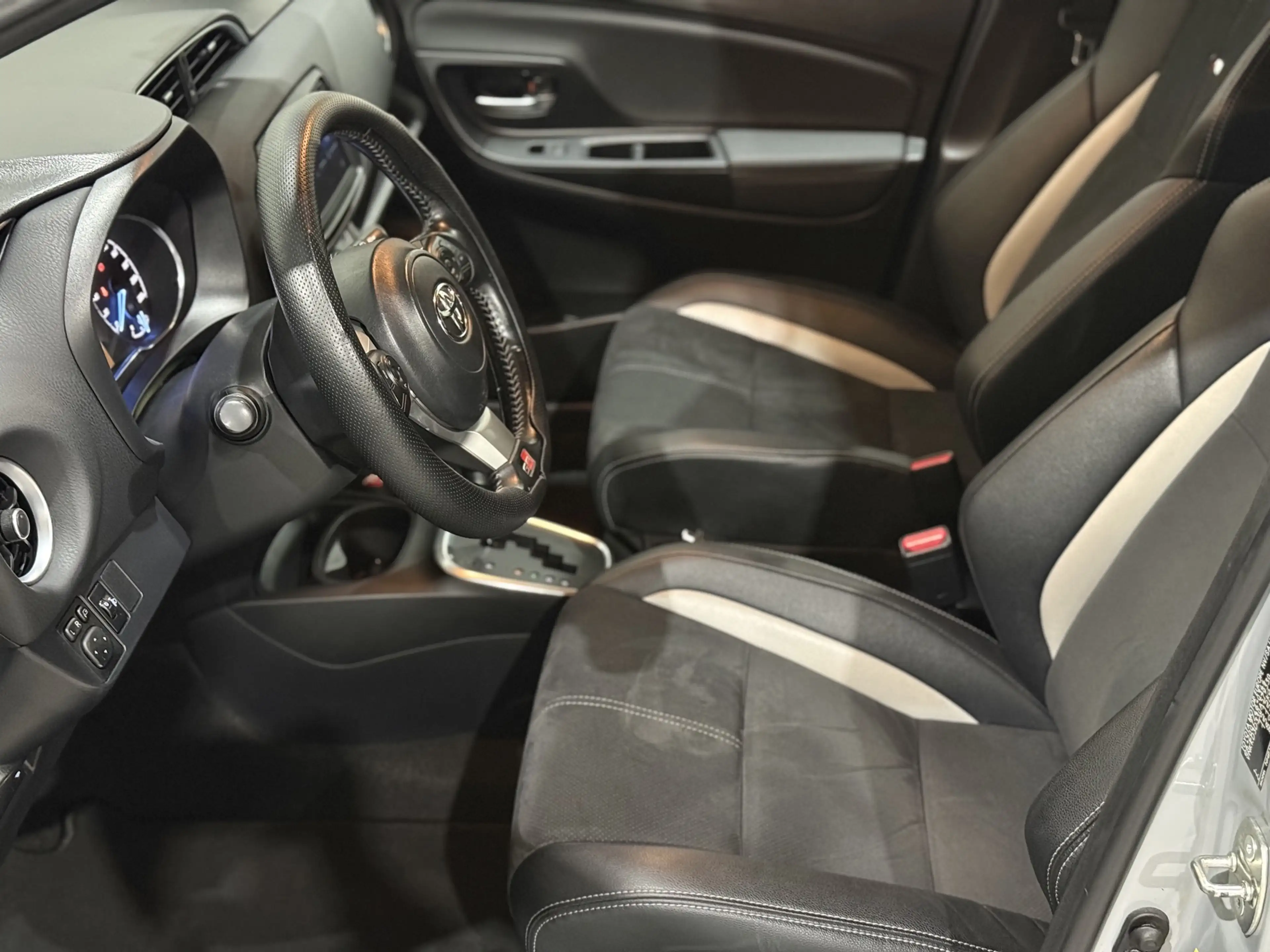Toyota Yaris 1.5 Hybrid GR SPORT 100 PK UNIEK VOL — photo 12