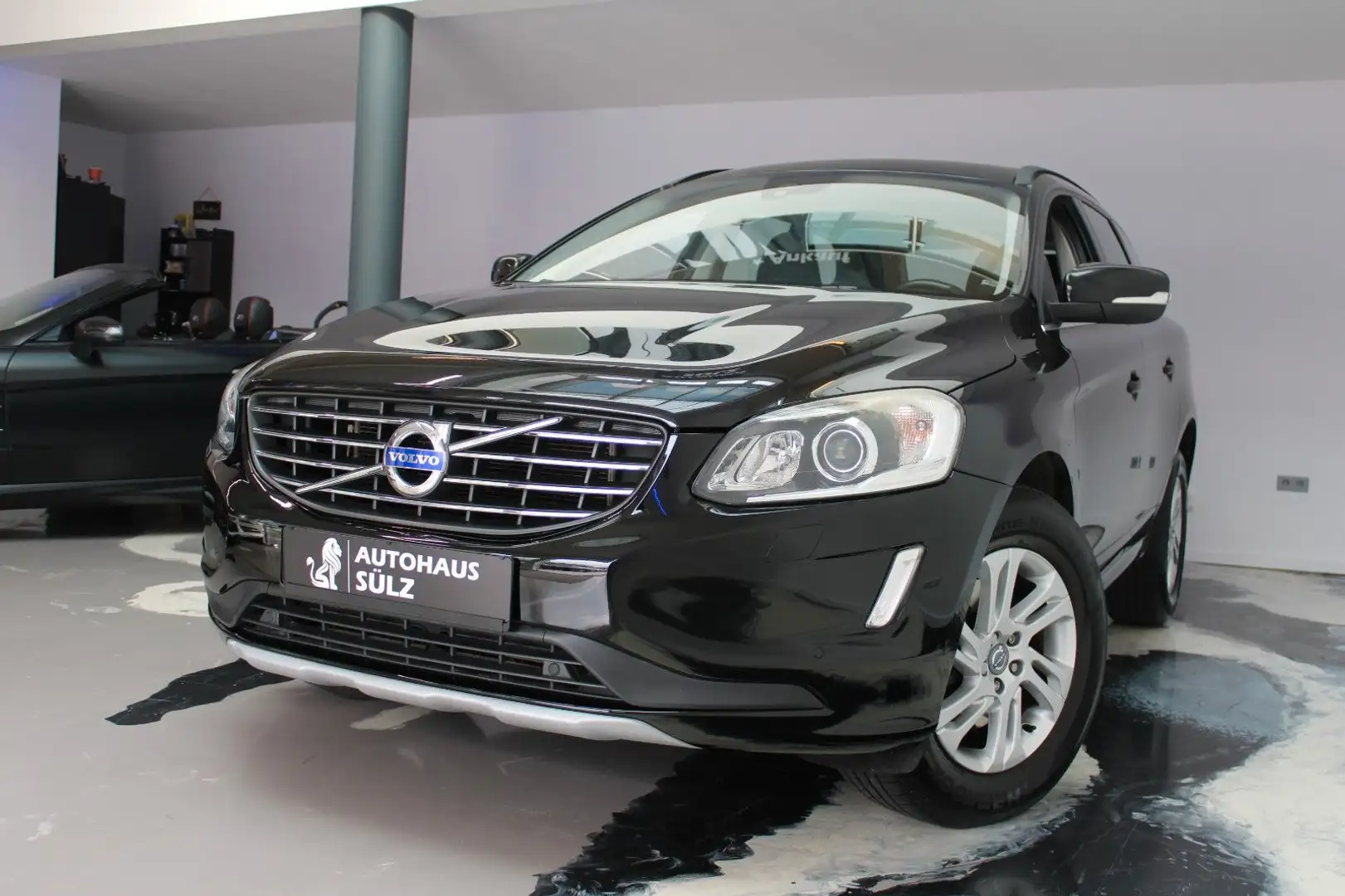 Volvo XC60 2.0d Momentum/Kamera/AHK/Auto./Xenon/Navi Schwarz - 2