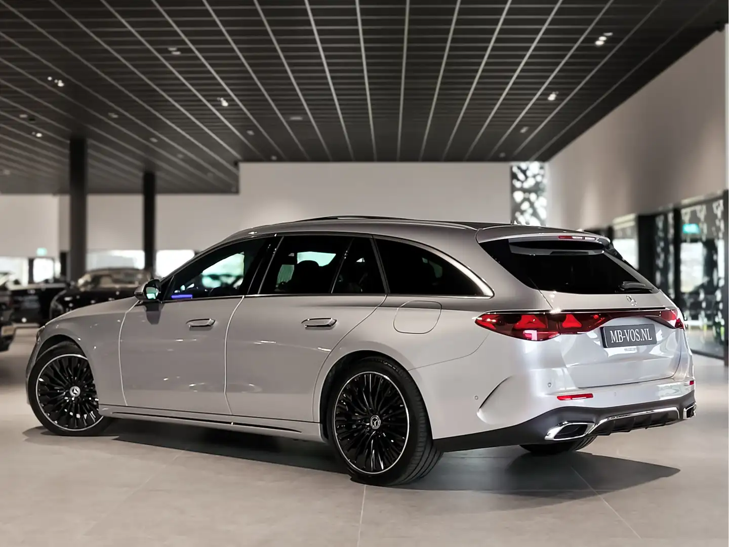 Mercedes-Benz E 300 Estate de 4-M AMG Luchvering|ACC|Keyless|Burmester Gris - 2