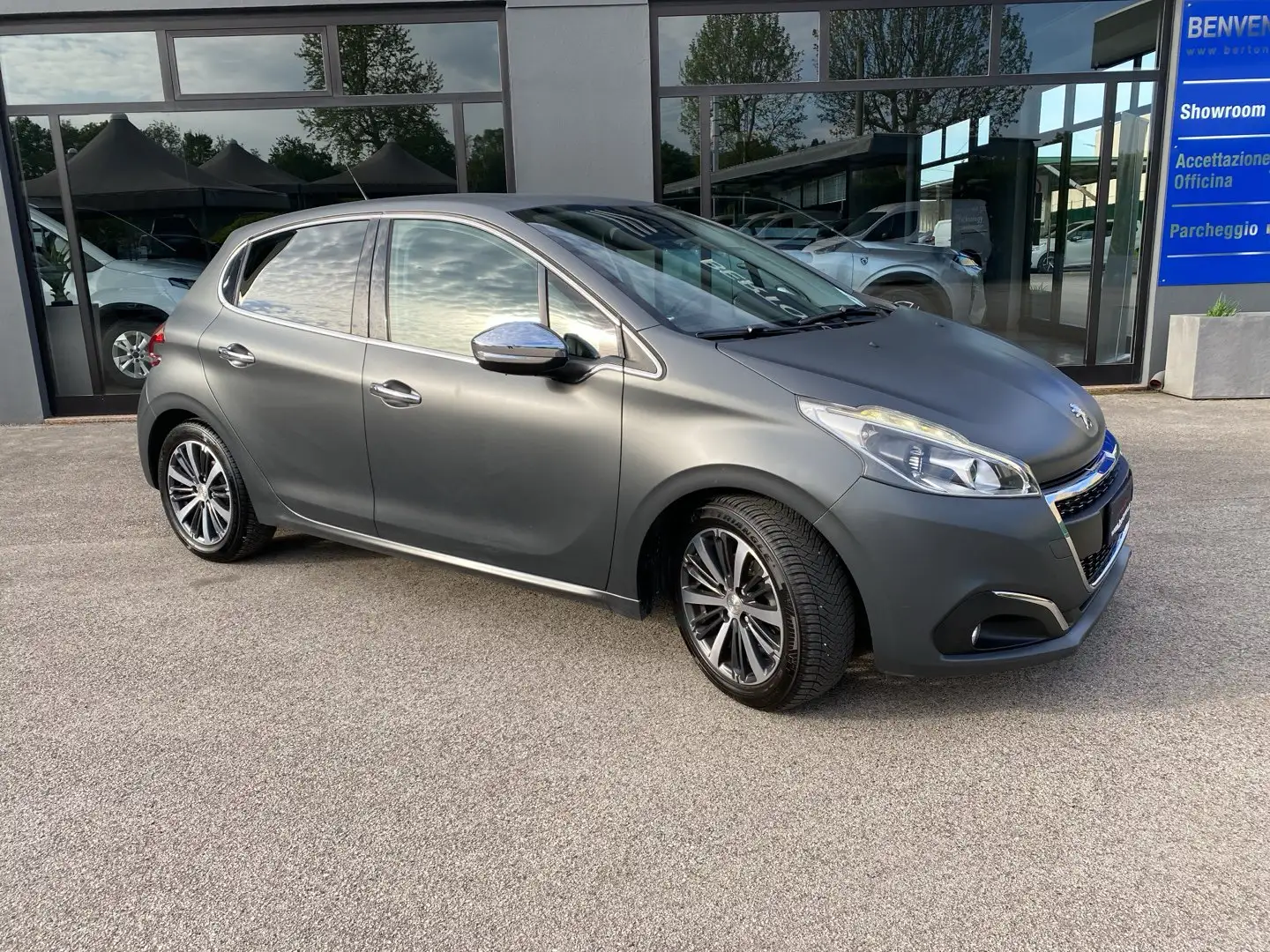 Peugeot 208 BlueHDi 100 5 porte Allure Grijs - 2