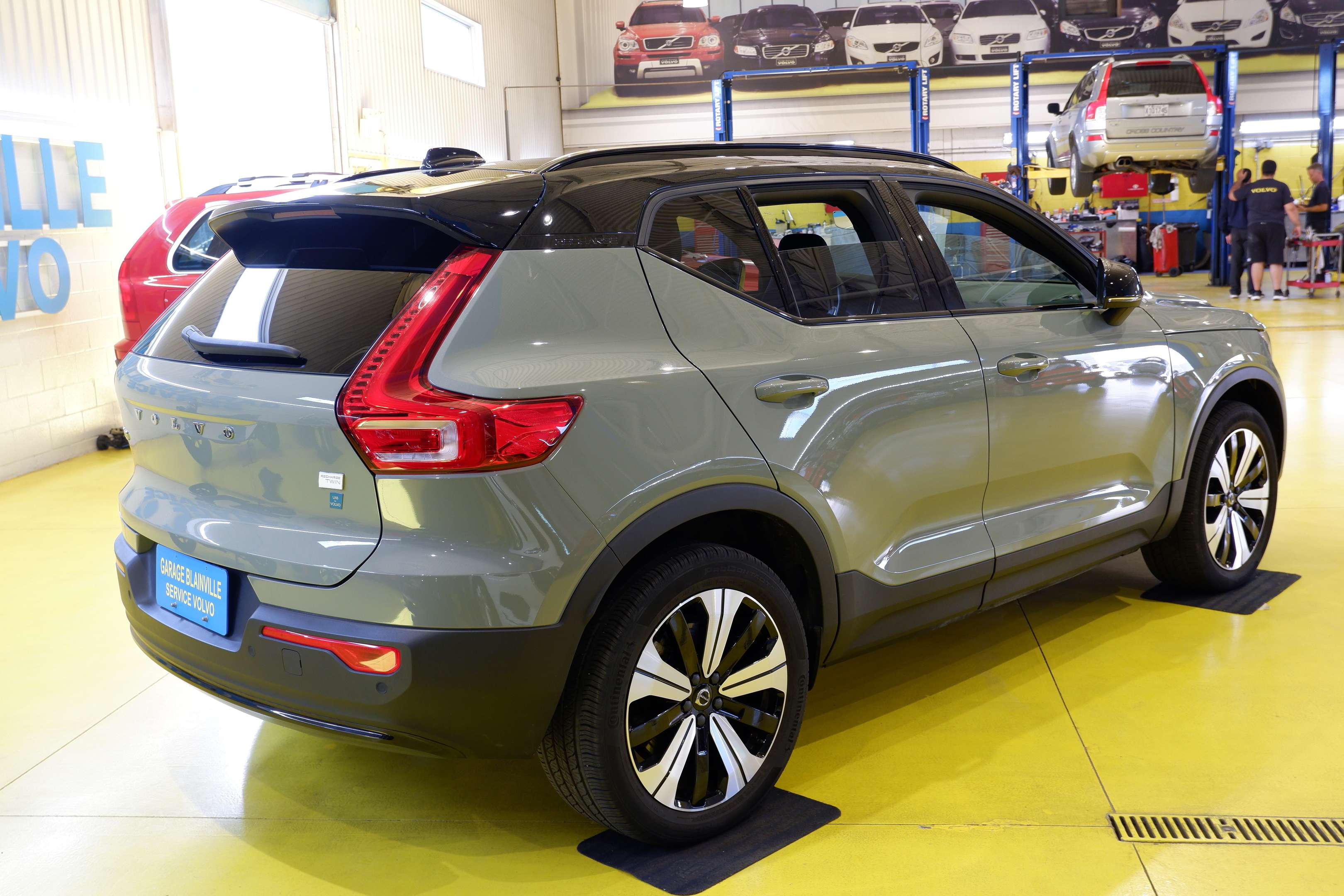 2023 Volvo XC40 Recharge , AWD , Twin Motor , Winter Pack alt 3