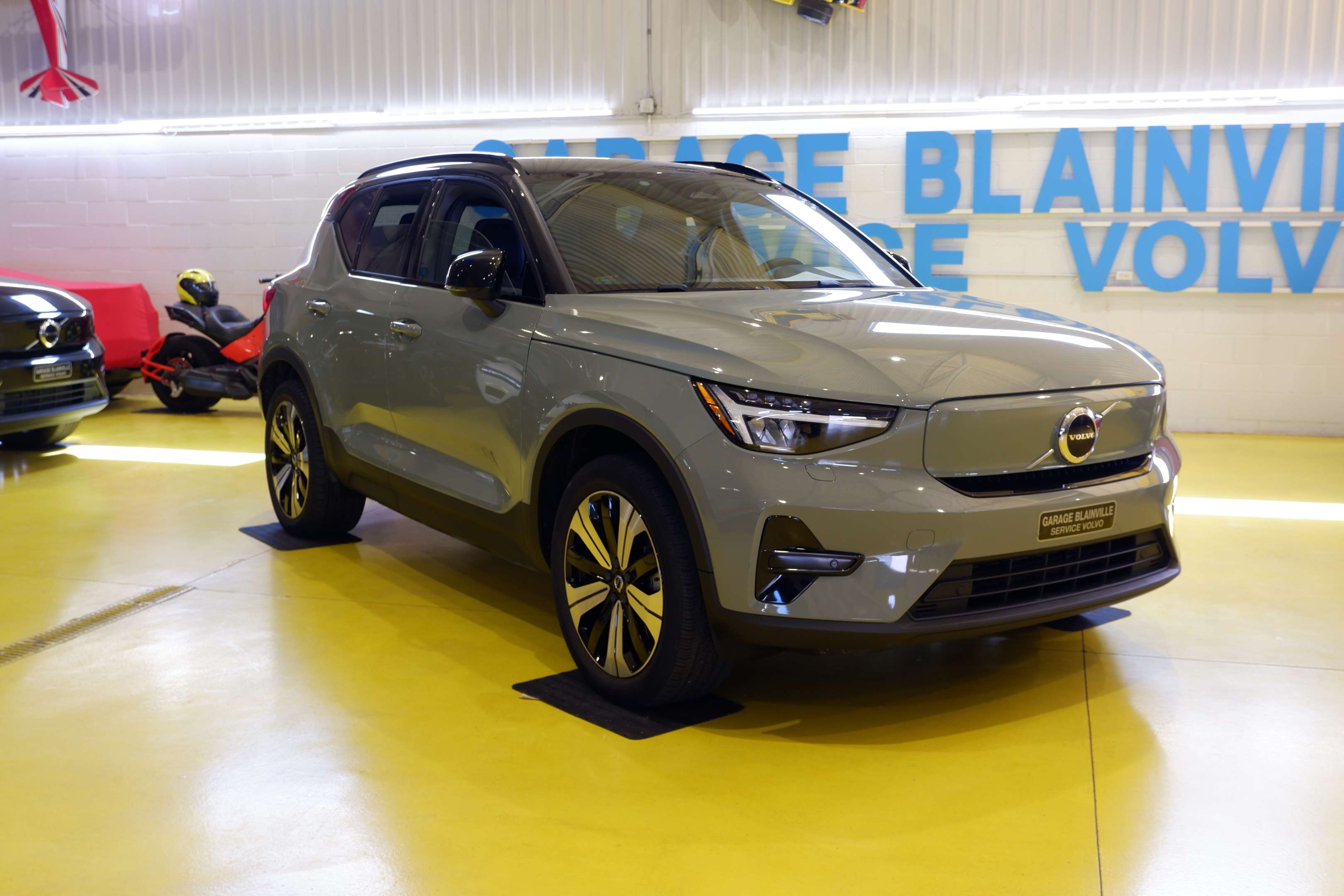 2023 Volvo XC40 Recharge , AWD , Twin Motor , Winter Pack alt 2